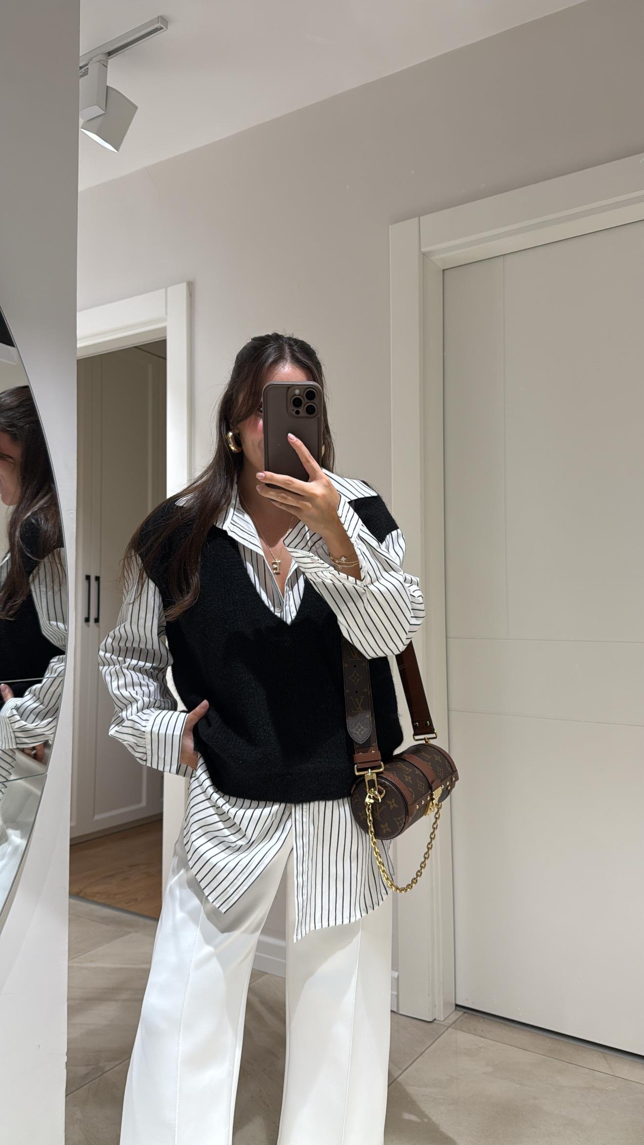 Beyaz Siyah Süveter Detaylı Gömlek 