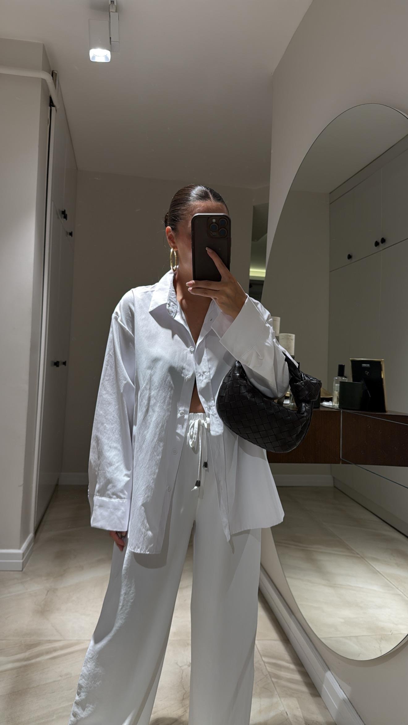 Beyaz Yan Yırtmaçlı Poplin Kumaş Gömlek 