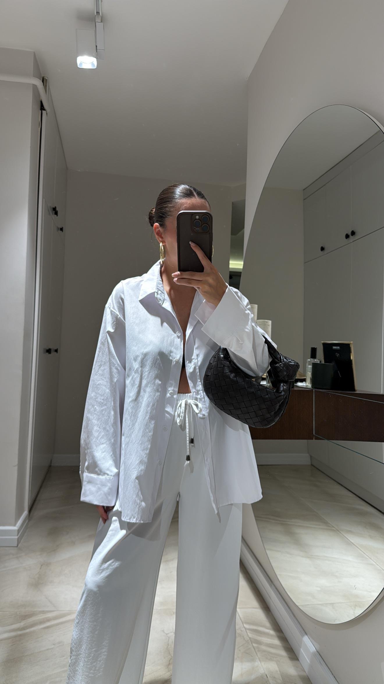 Beyaz Yan Yırtmaçlı Poplin Kumaş Gömlek 