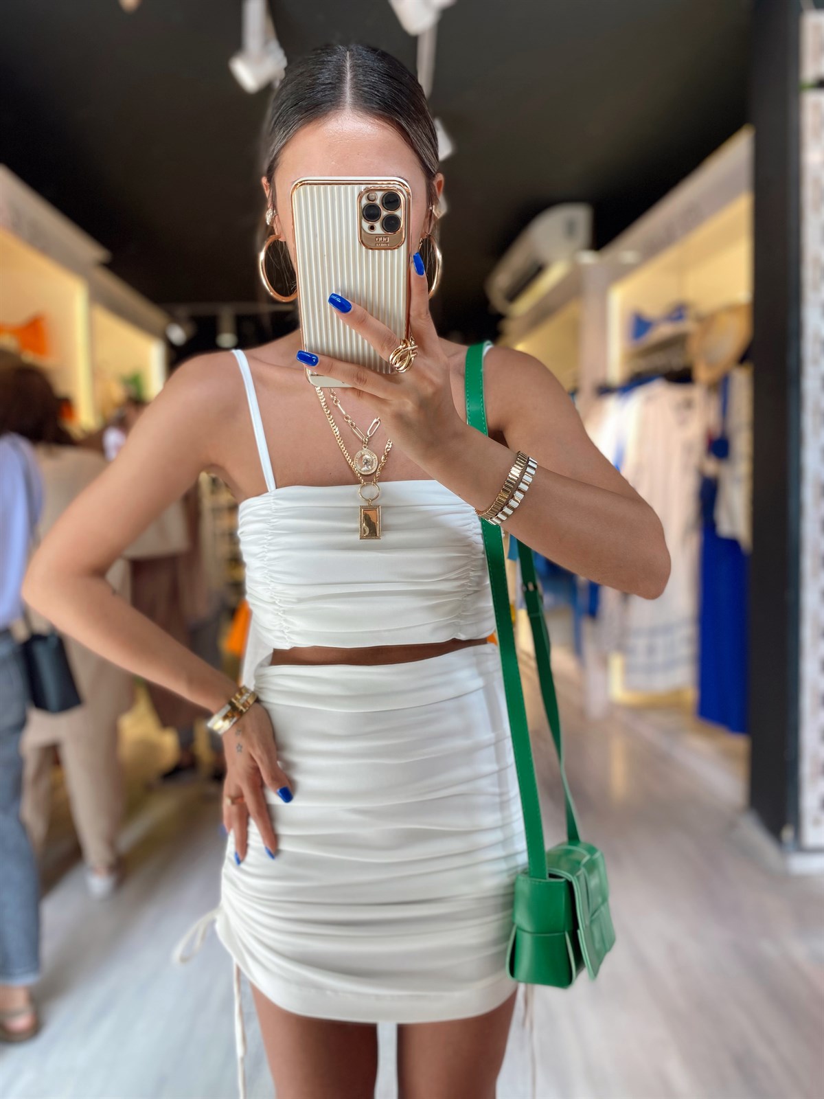 Beyaz Yanları Büzgü Detaylı Etek