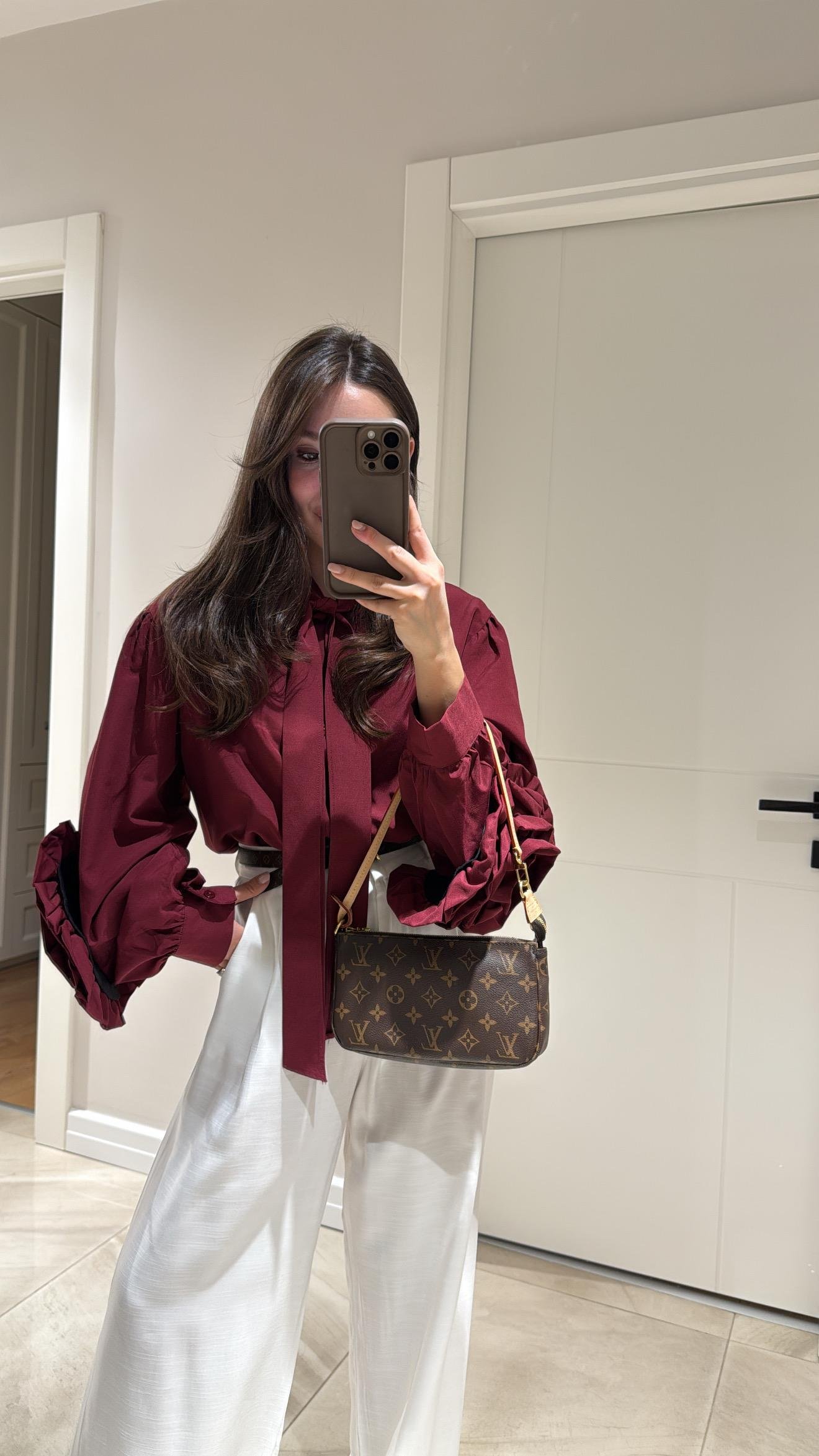 Bordo Gül Detaylı Yaka Bağlamalı Marka Model Gömlek