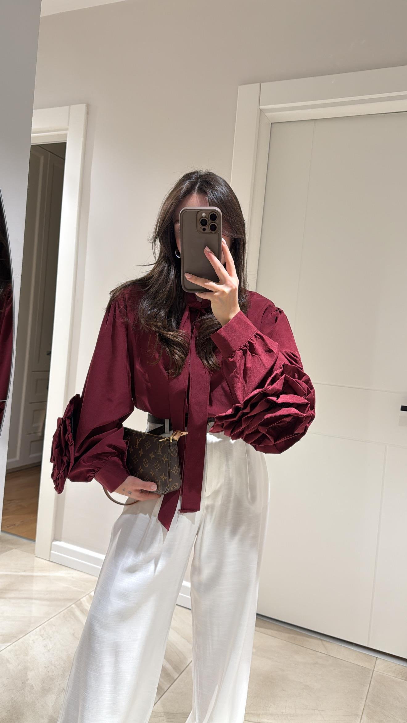 Bordo Gül Detaylı Yaka Bağlamalı Marka Model Gömlek