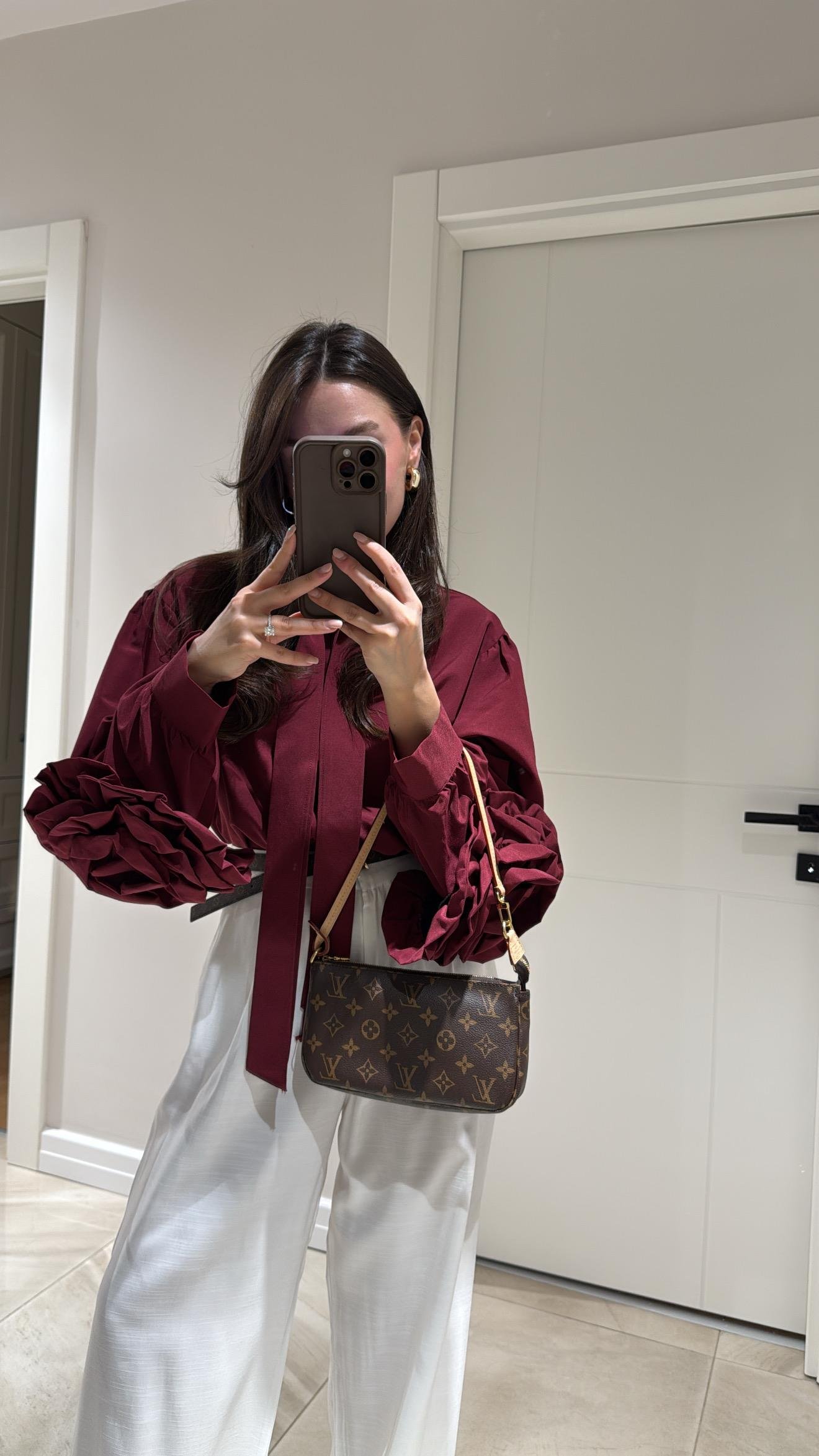 Bordo Gül Detaylı Yaka Bağlamalı Marka Model Gömlek