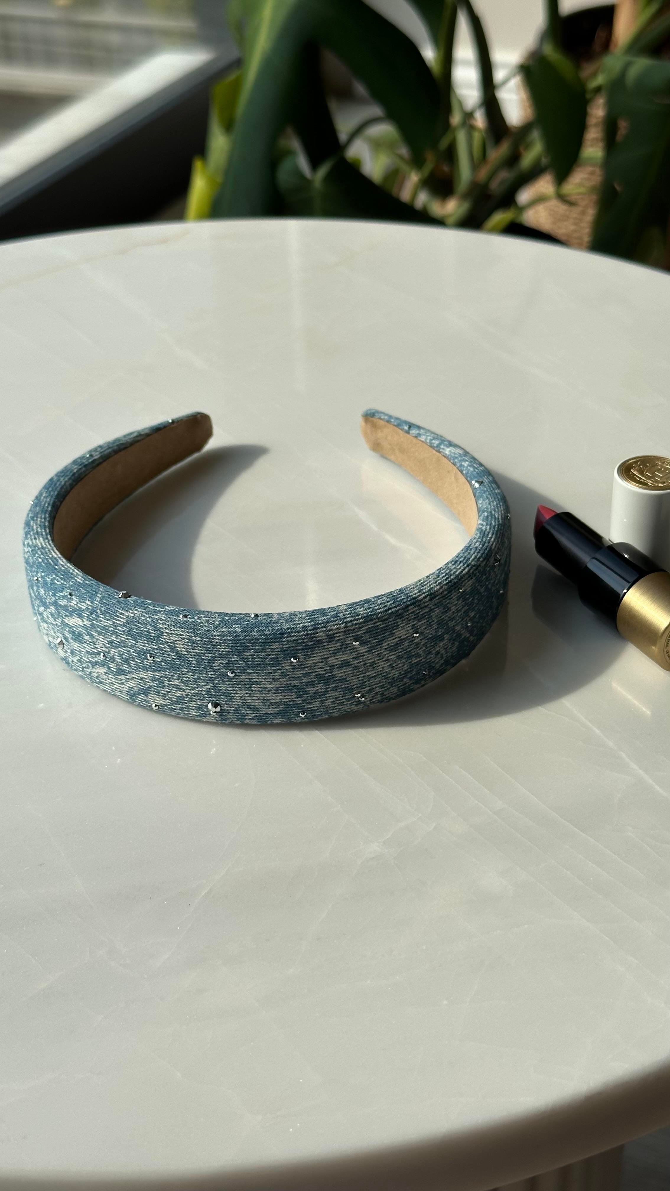 Buz Mavi Eskitmeli Taşlı Taç