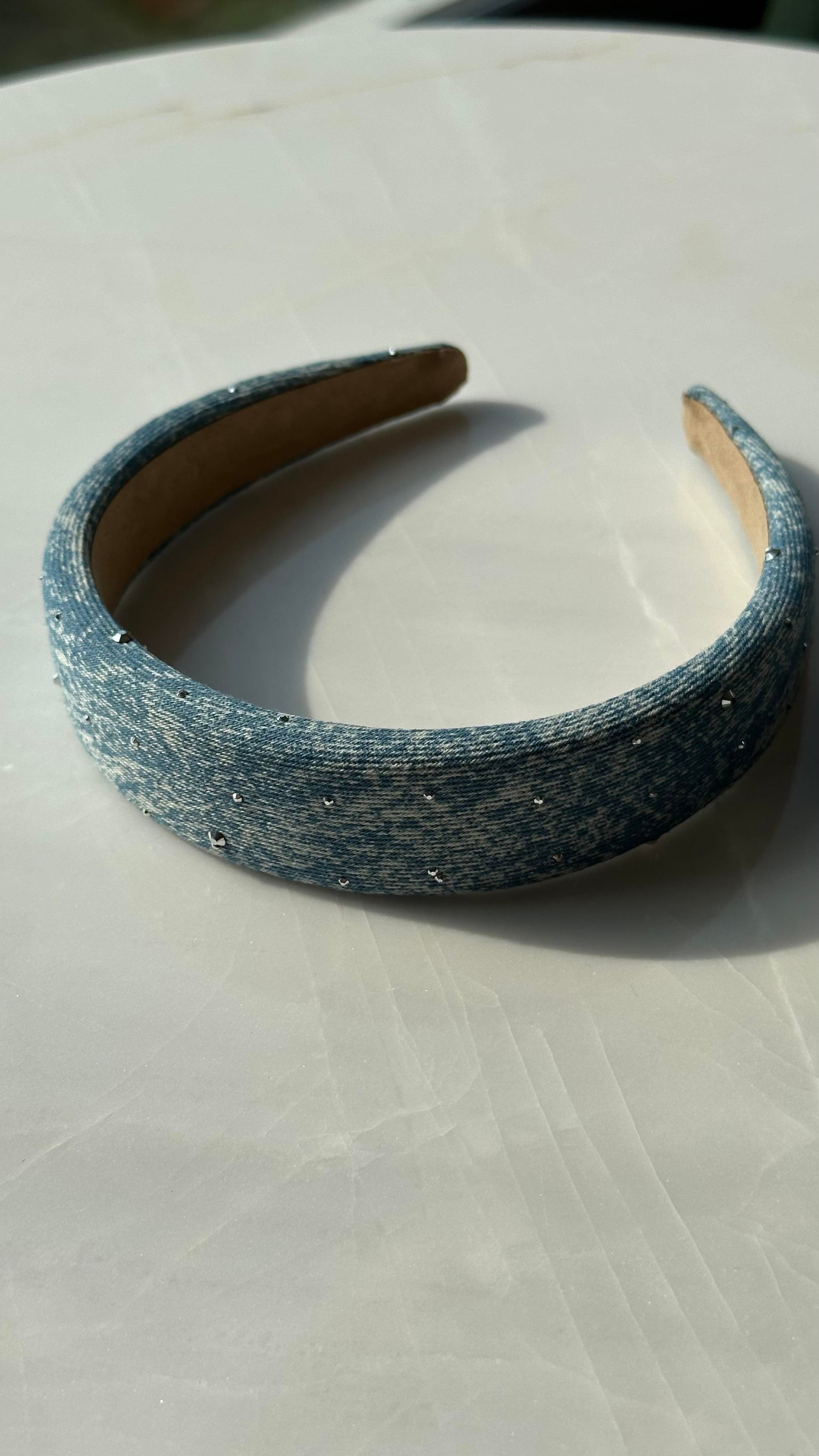 Buz Mavi Eskitmeli Taşlı Taç