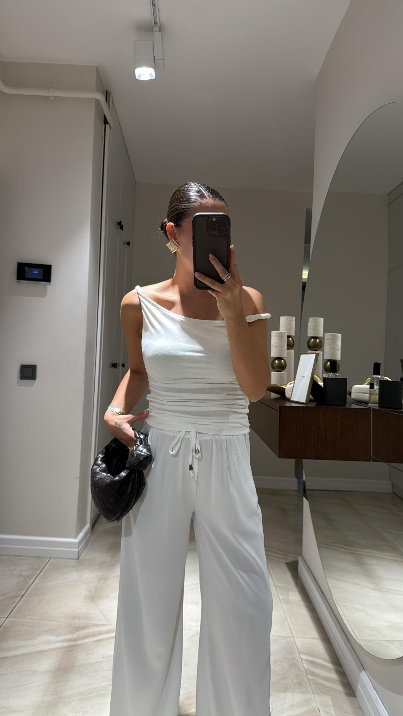 Ekru Burgu Askılı Yan Drapeli Bluz