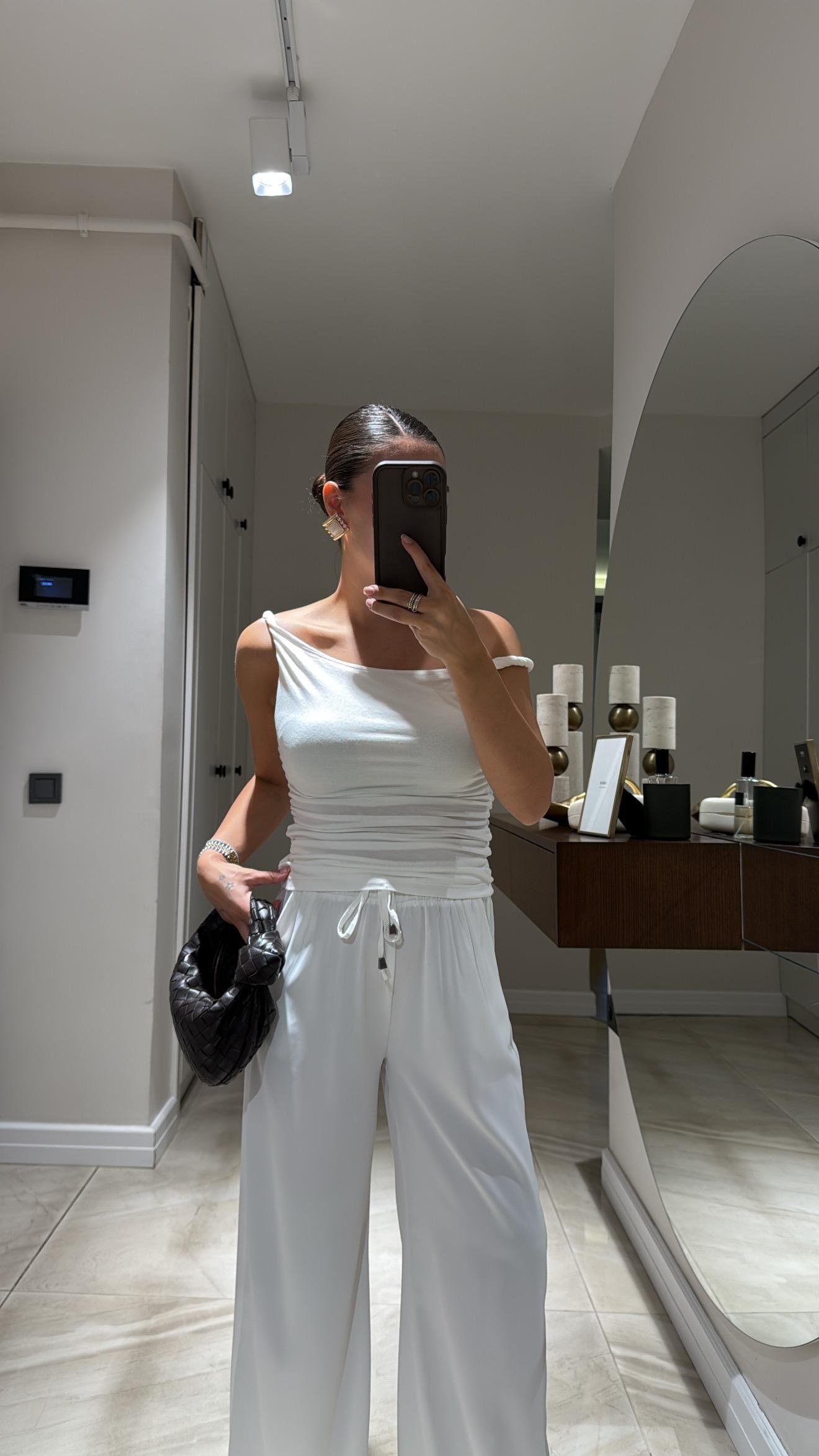 Ekru Burgu Askılı Yan Drapeli Bluz