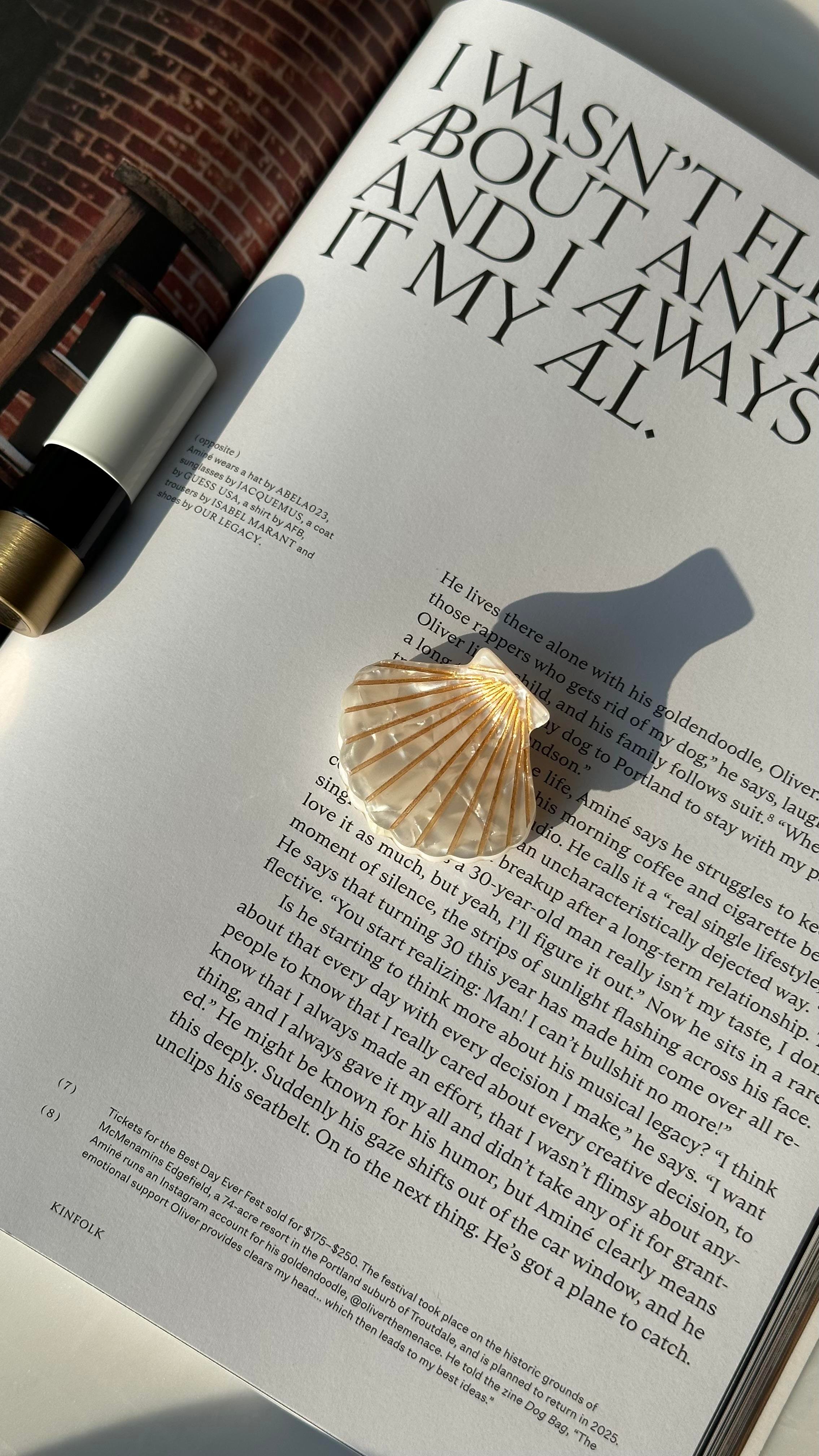 Ekru Camel Çizgili İstiridye Mandal Toka