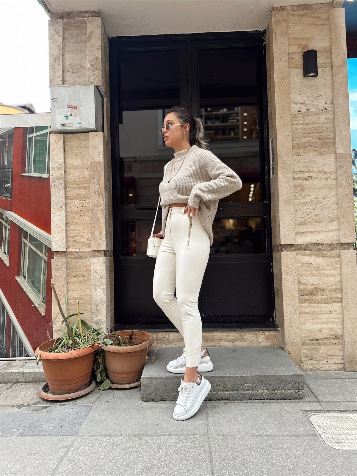 Ekru Cep Fermuarlı Deri Pantolon