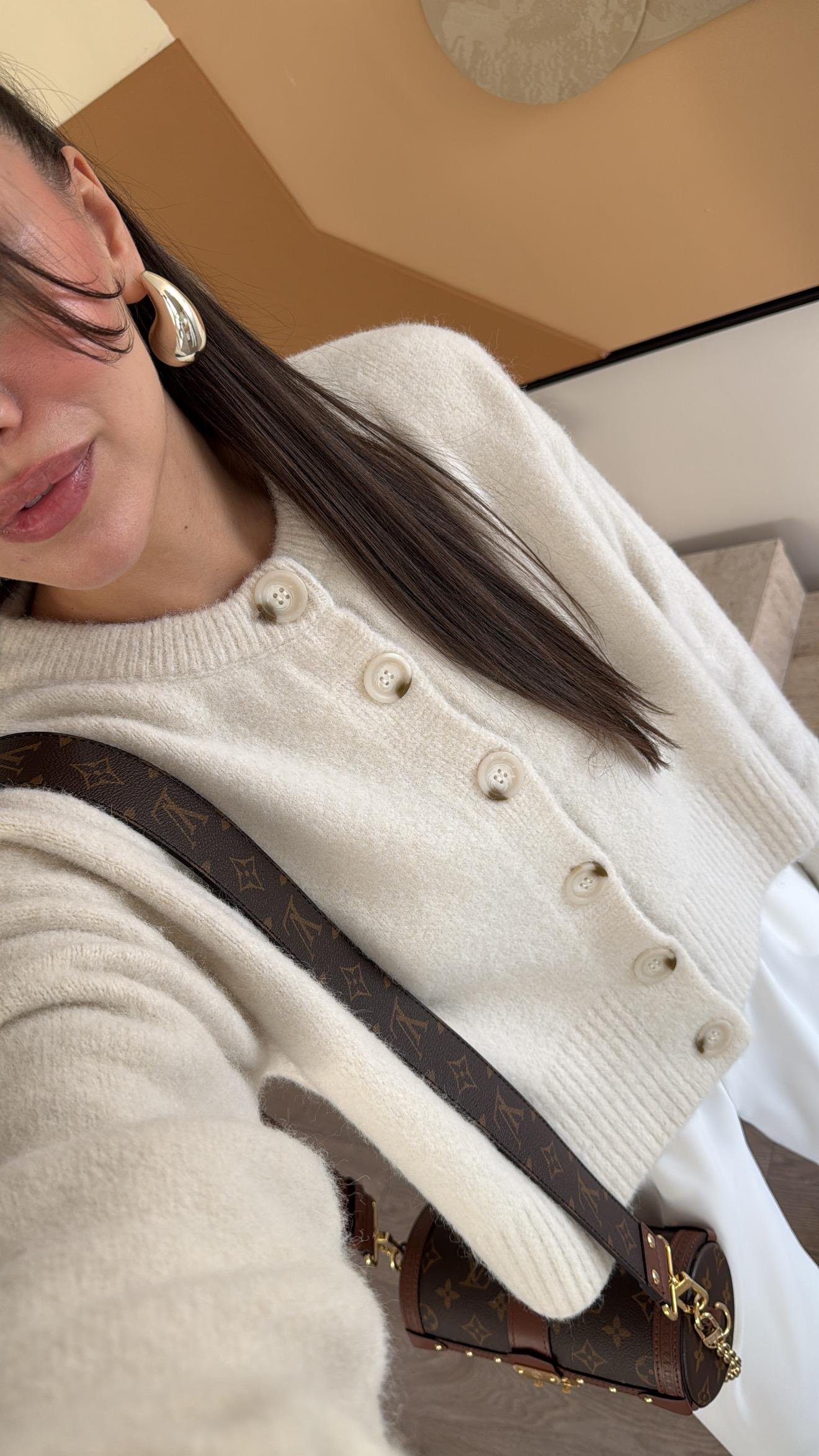 Ekru Dik Yaka Düğmeli Yumuşak Dokulu Yırtmaçlı Dilvin Hırka 