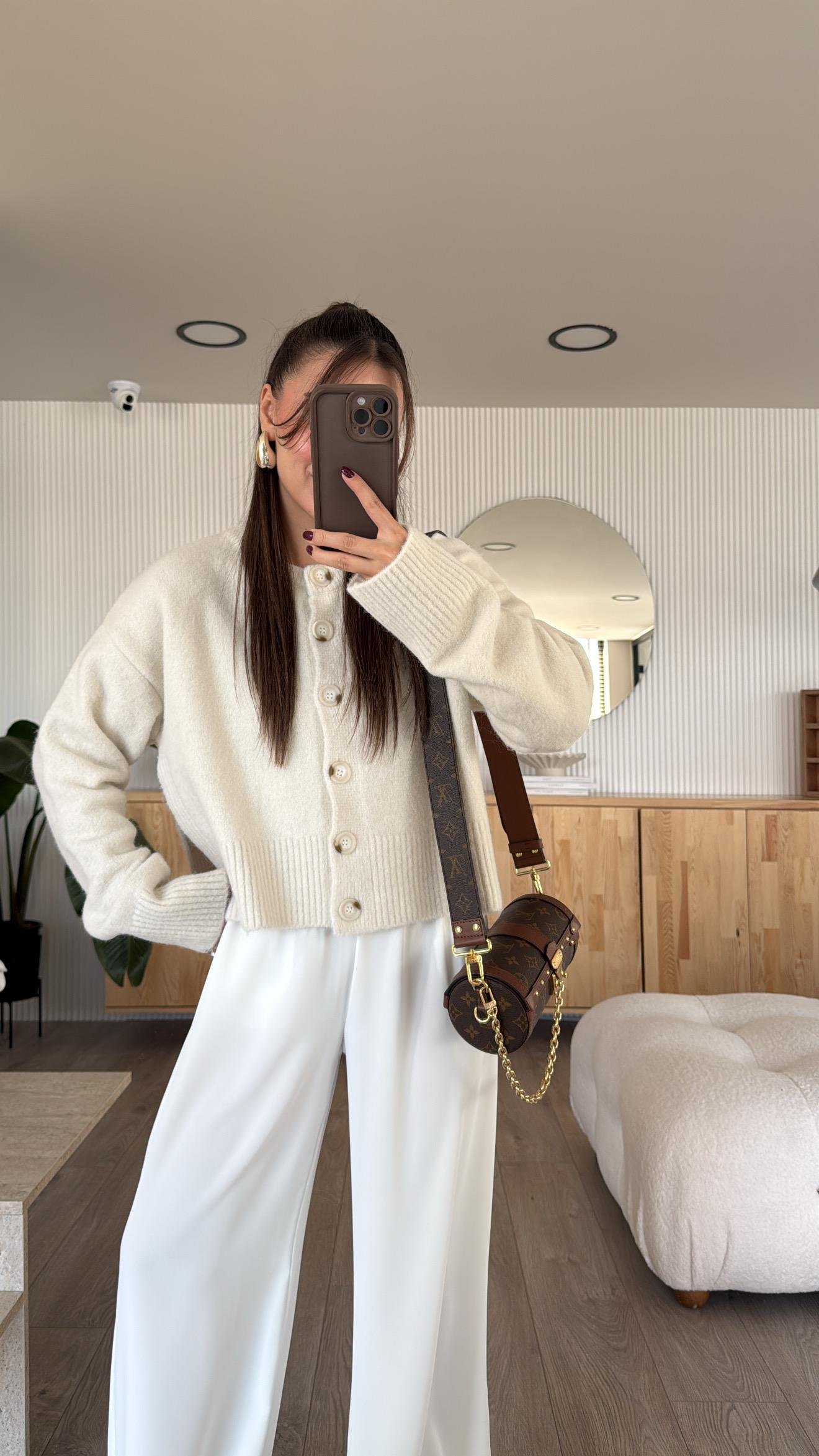 Ekru Dik Yaka Düğmeli Yumuşak Dokulu Yırtmaçlı Dilvin Hırka 