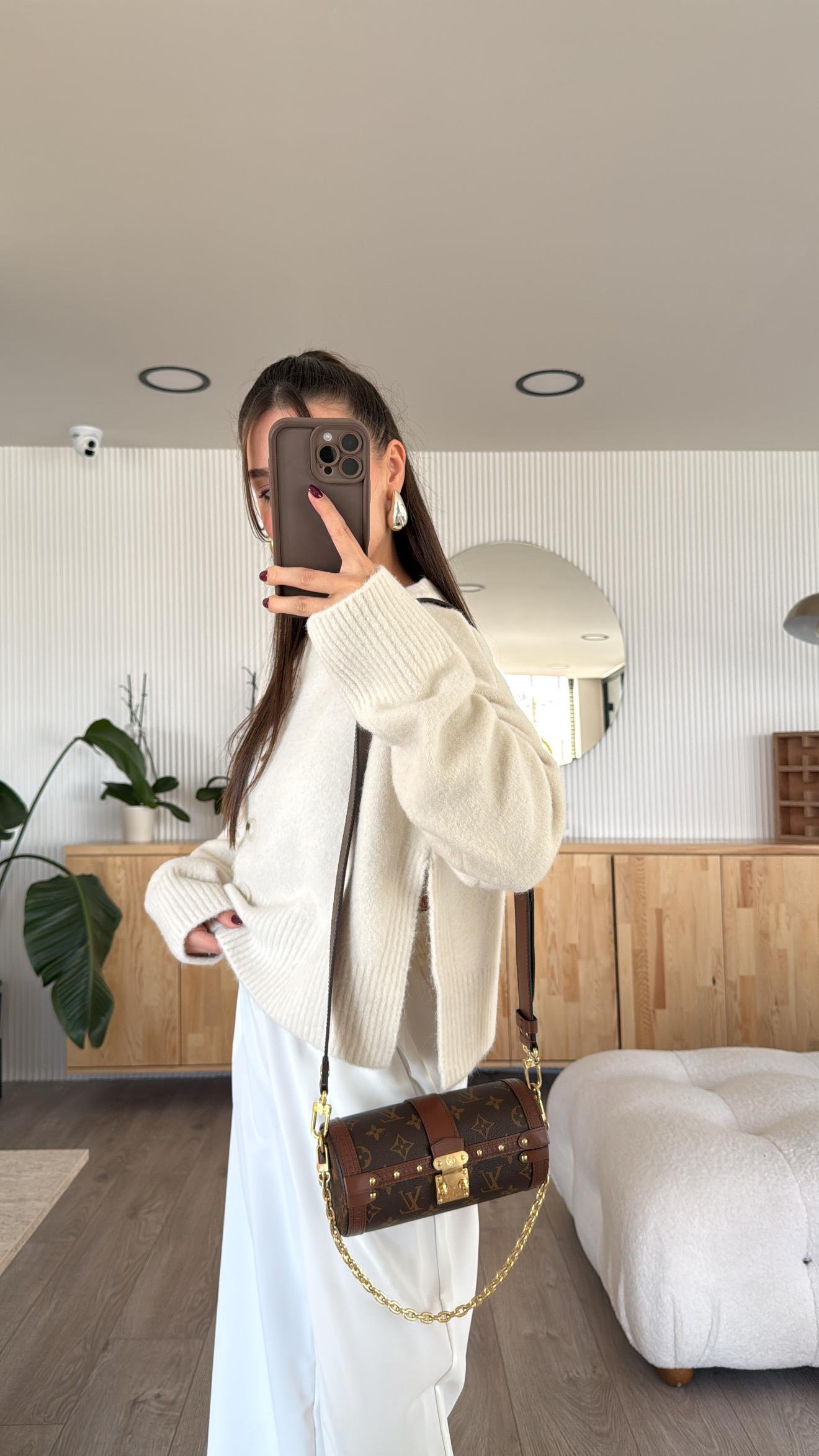 Ekru Dik Yaka Düğmeli Yumuşak Dokulu Yırtmaçlı Dilvin Hırka 