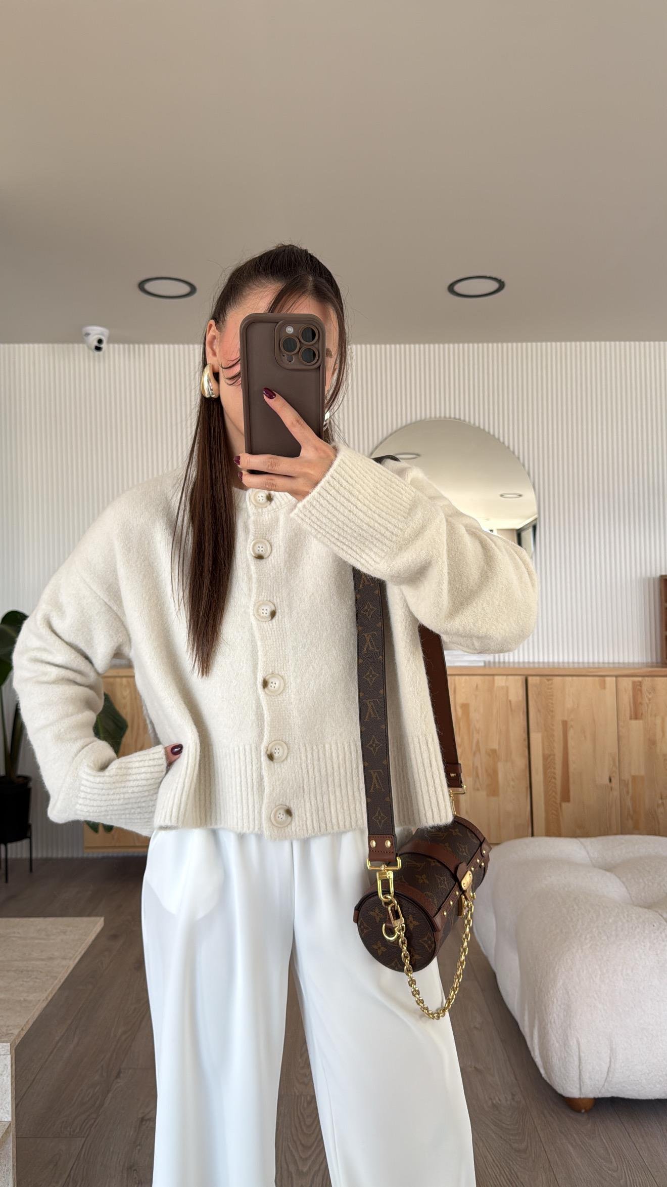 Ekru Dik Yaka Düğmeli Yumuşak Dokulu Yırtmaçlı Dilvin Hırka 