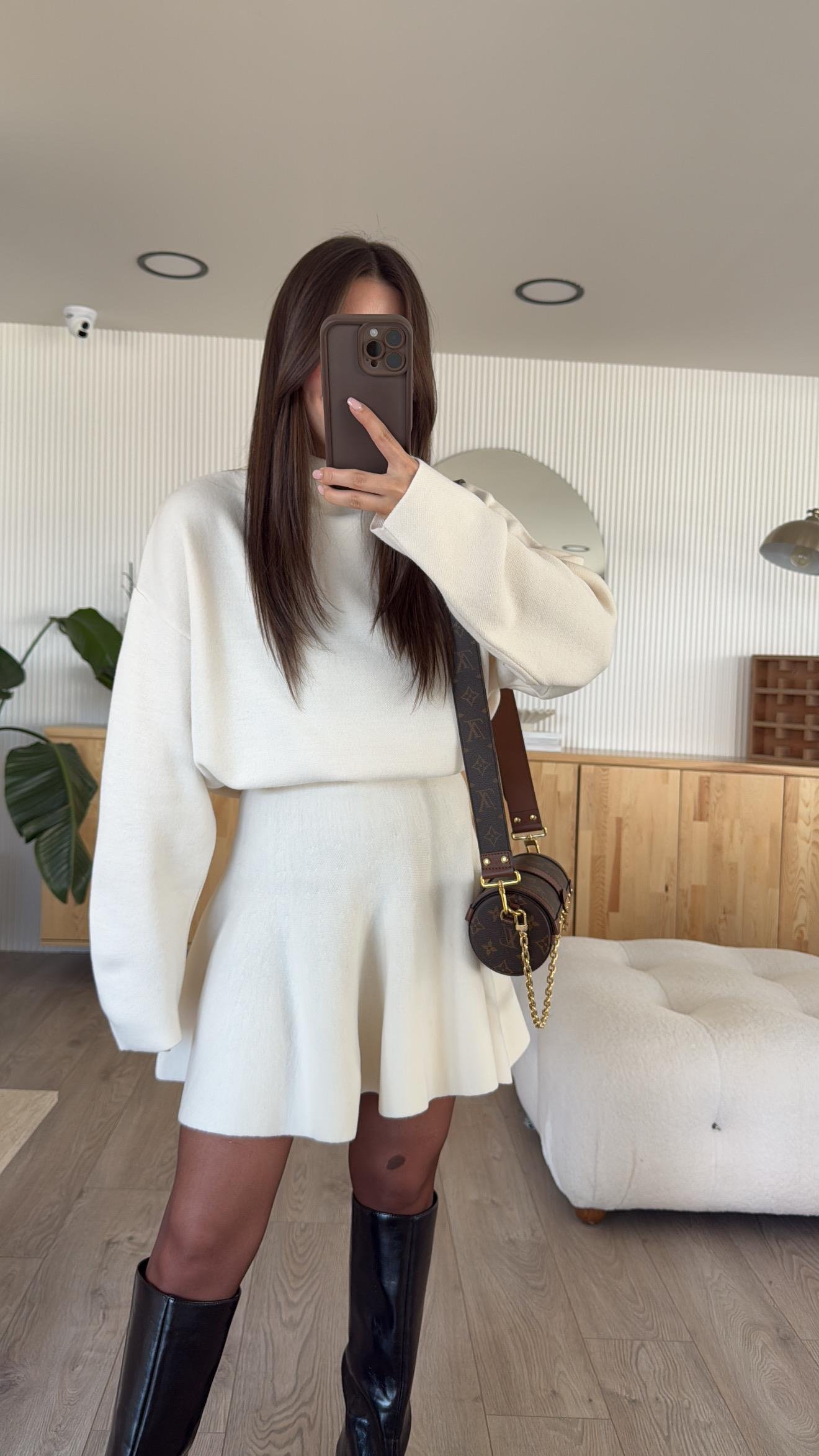 Ekru Dik Yaka Etekli Triko Takım 