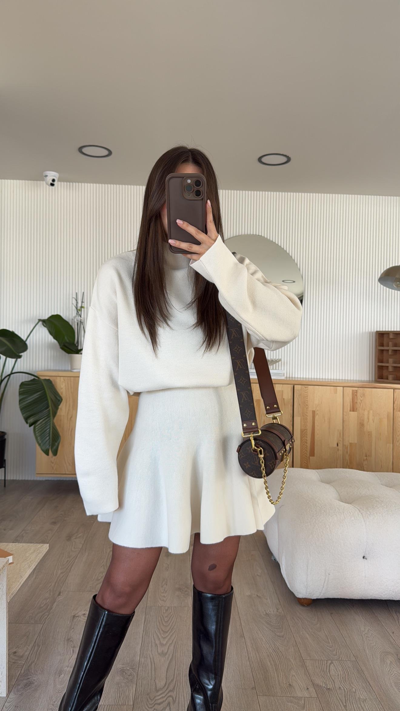 Ekru Dik Yaka Etekli Triko Takım 