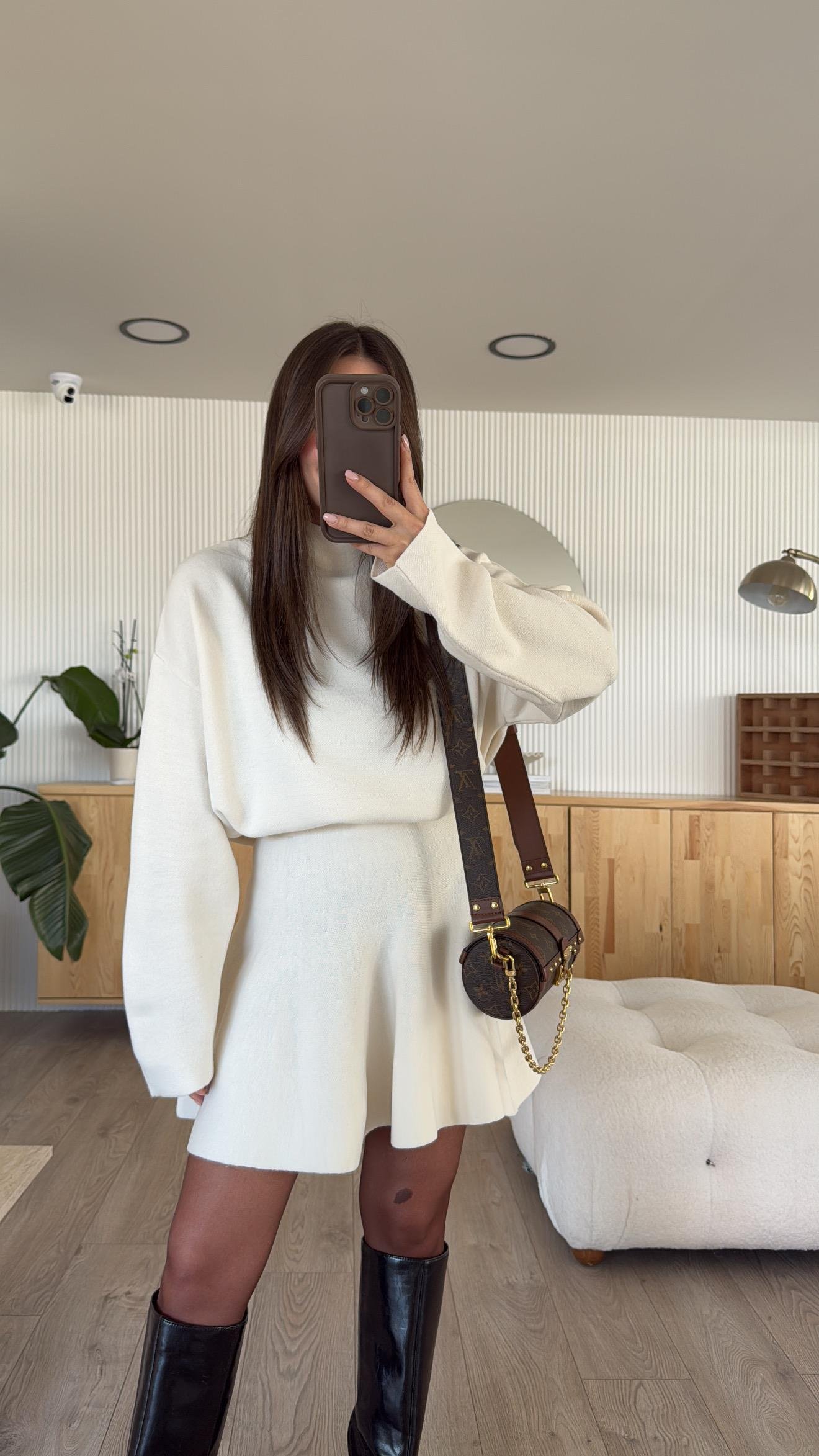 Ekru Dik Yaka Etekli Triko Takım 