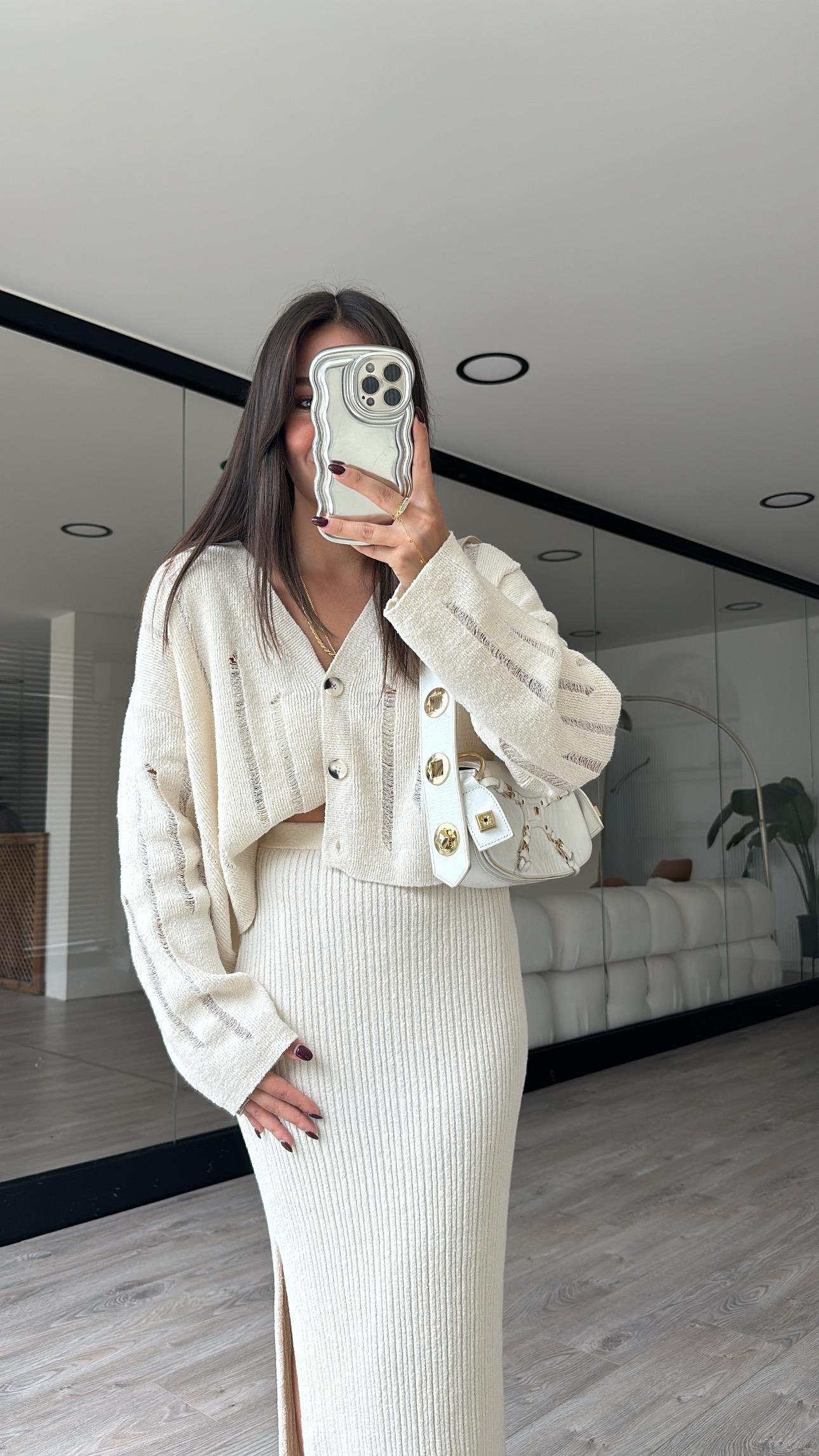 Ekru Düğmeli Yırtıklı Triko Hırka 