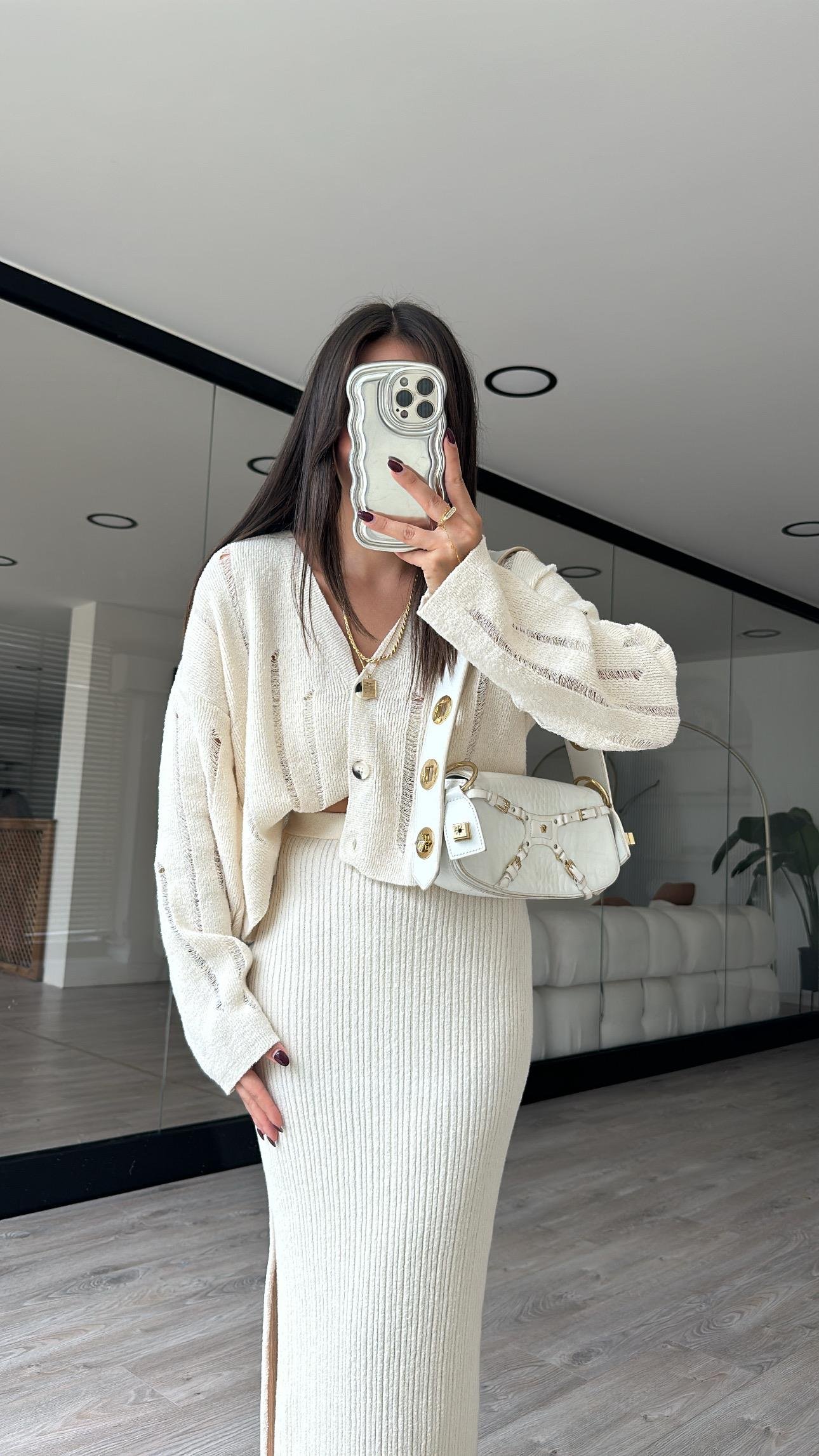 Ekru Düğmeli Yırtıklı Triko Hırka 