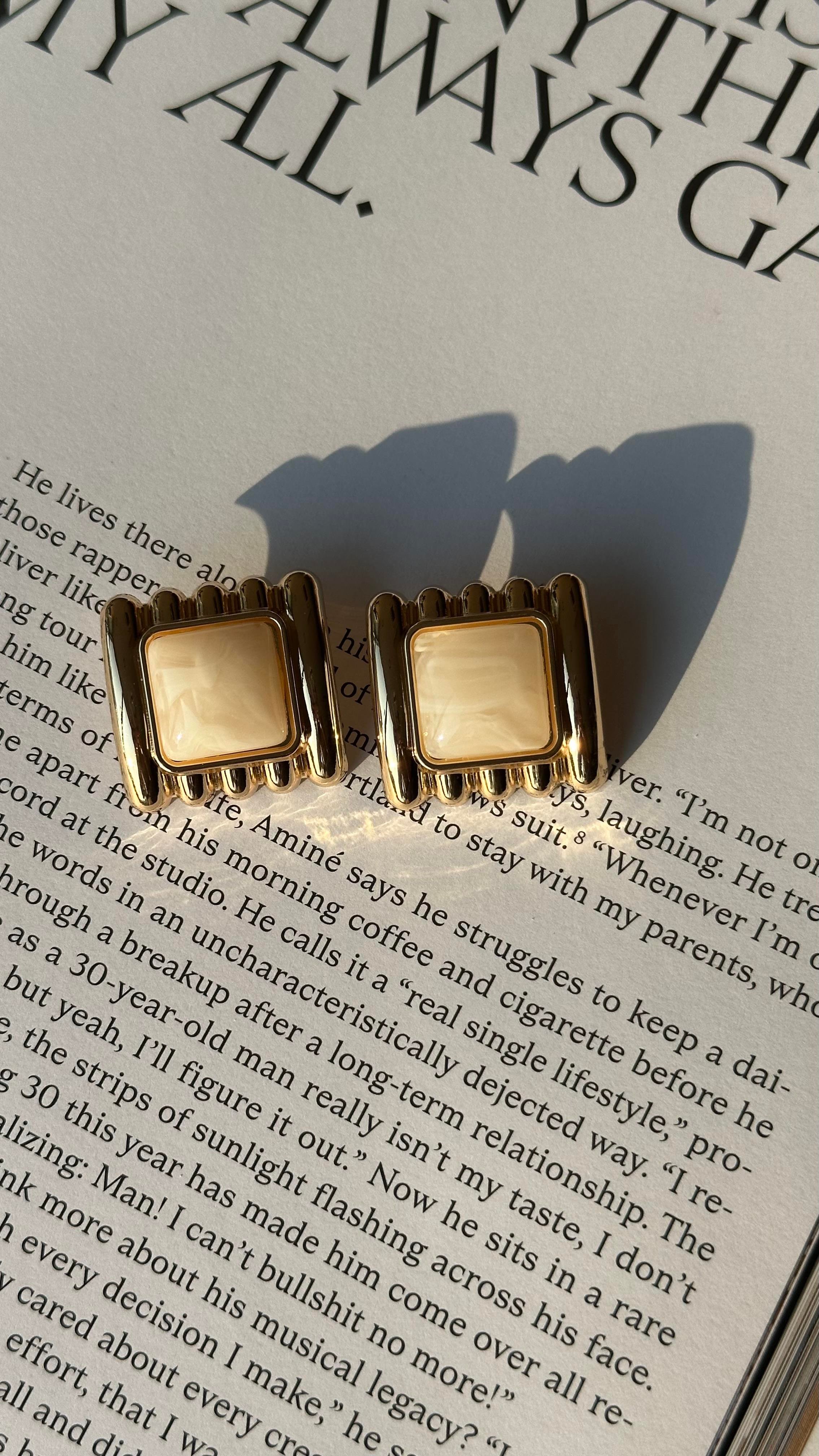 Ekru Gold Detaylı Kare Küpe