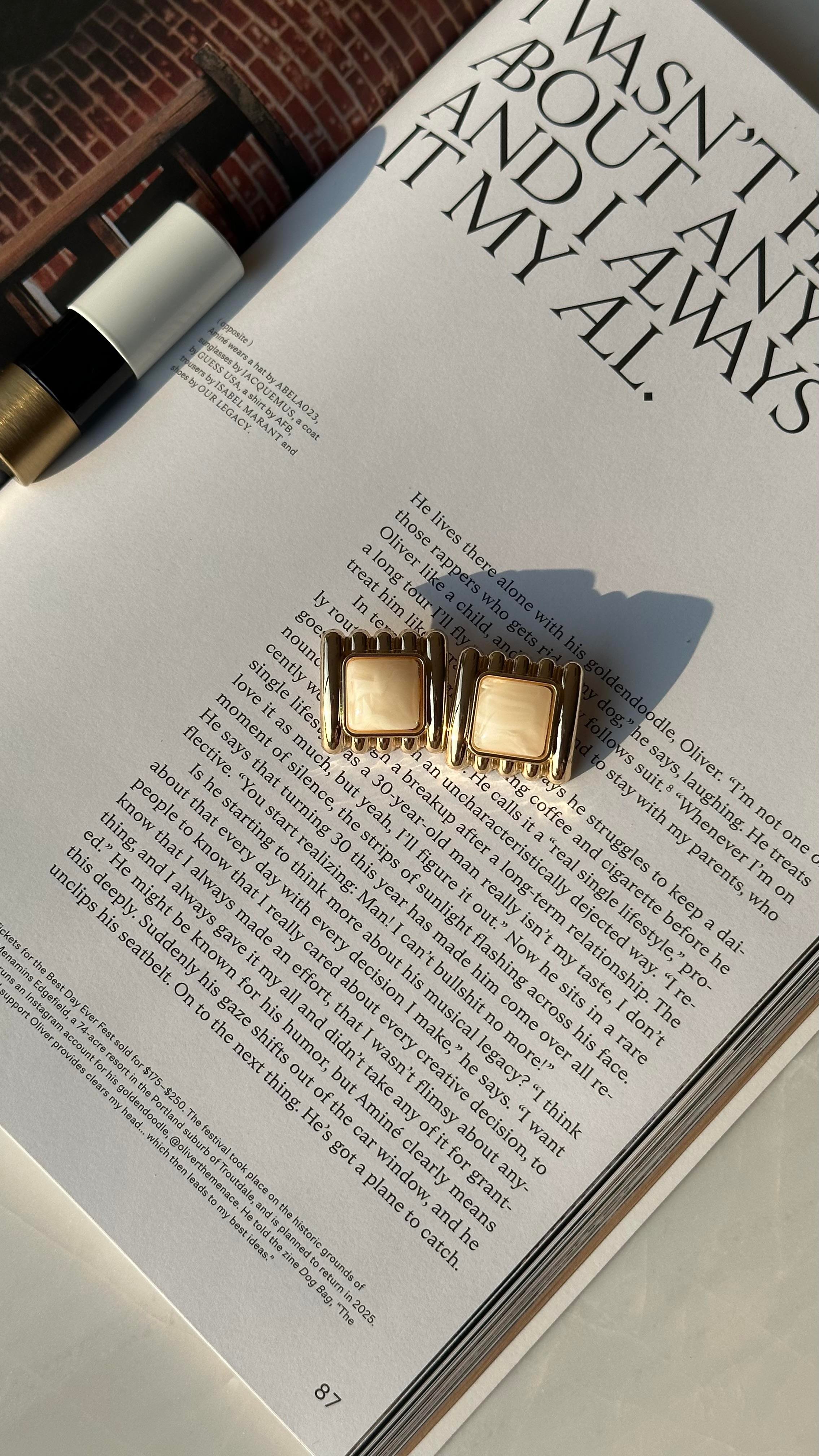 Ekru Gold Detaylı Kare Küpe