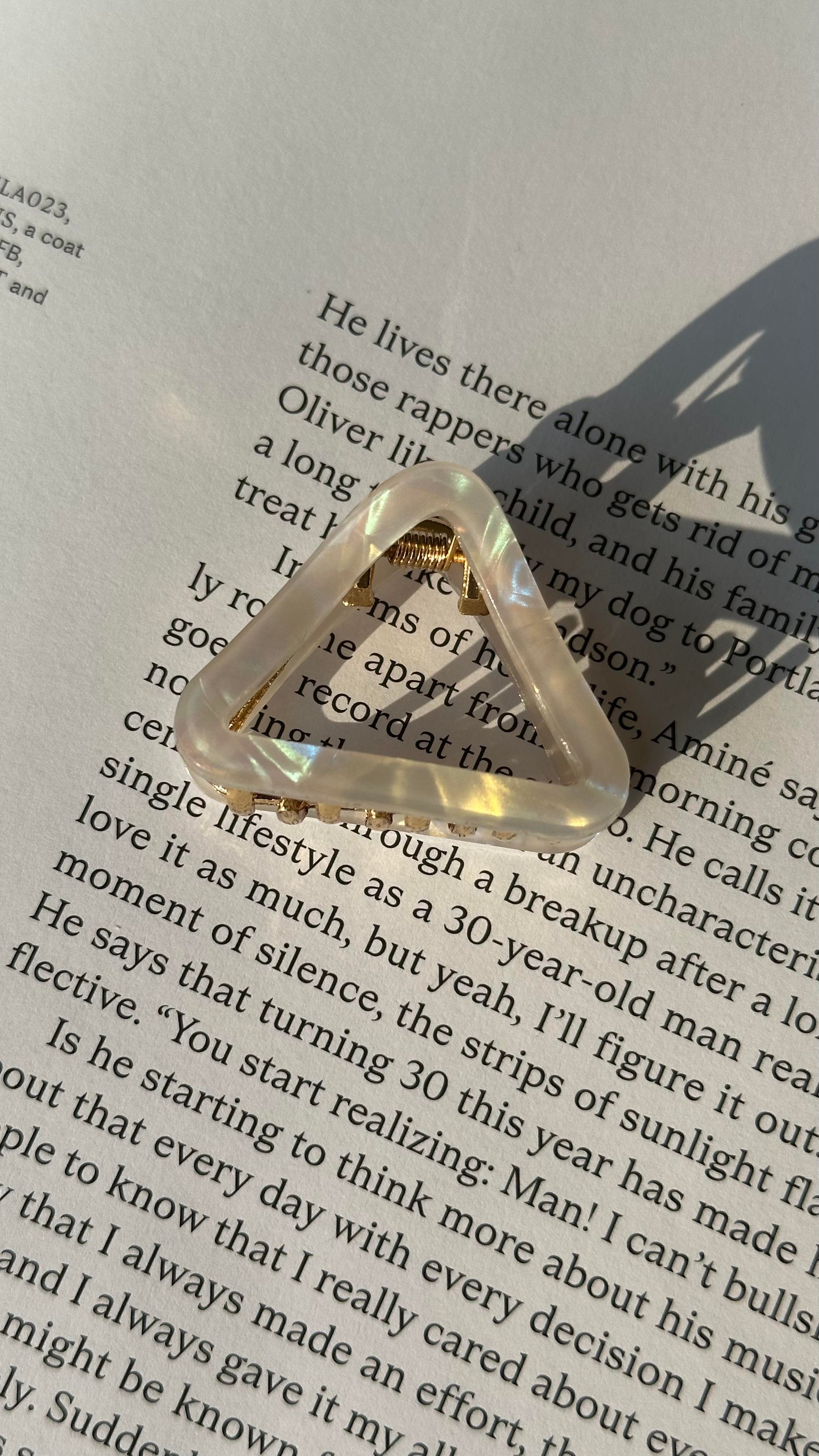 Ekru Hologramlı Üçgen Mandal Toka