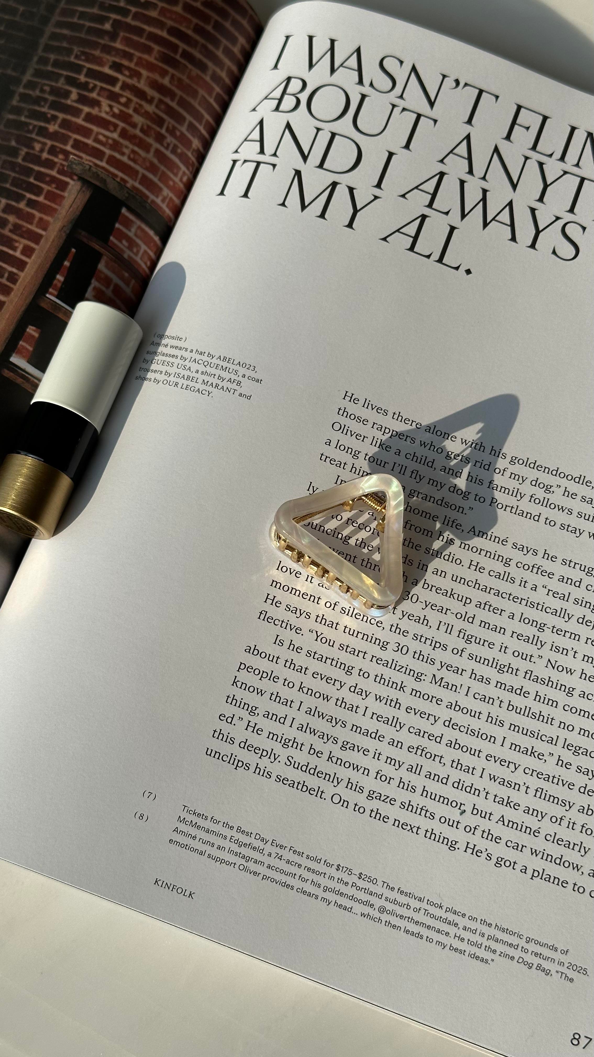 Ekru Hologramlı Üçgen Mandal Toka