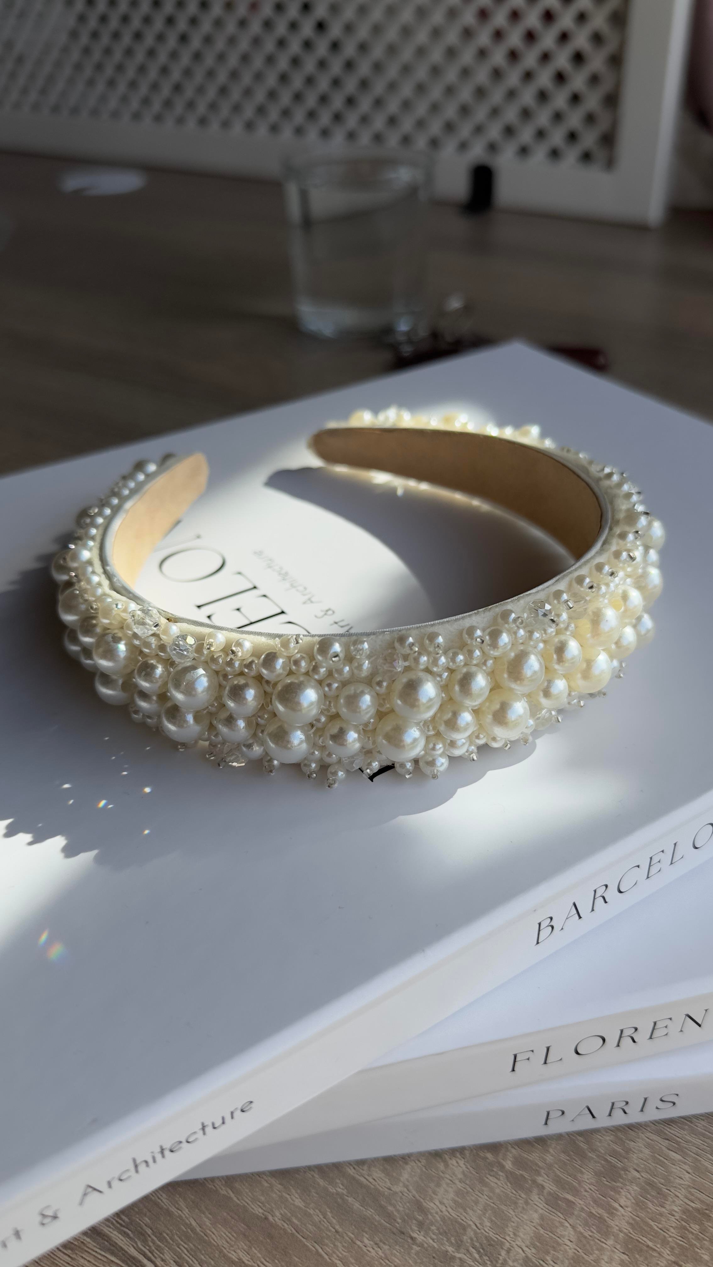 Ekru İncili Dolgulu Saten Taç