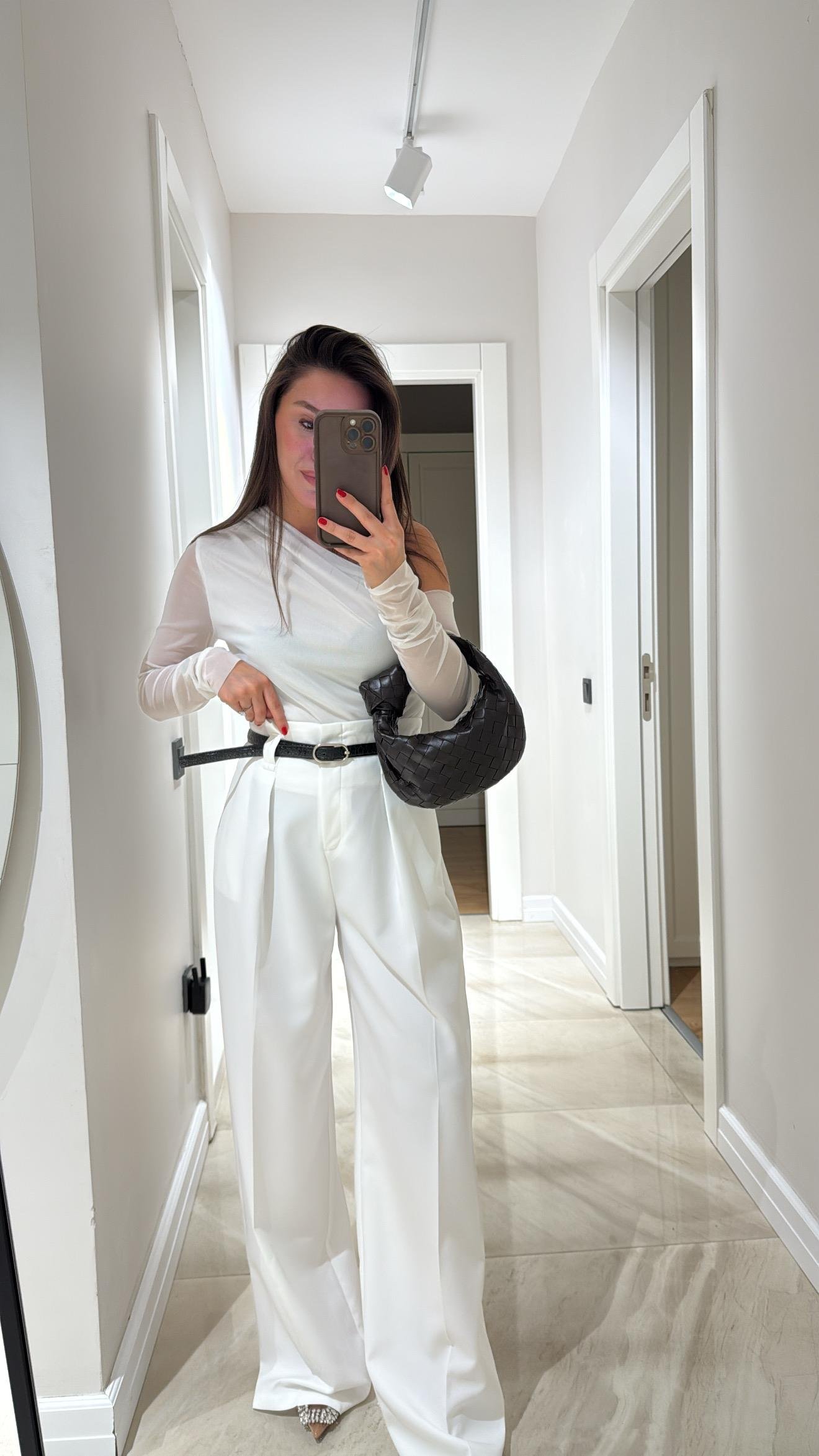 Ekru Kemer Detaylı Geniş Paça Pantolon