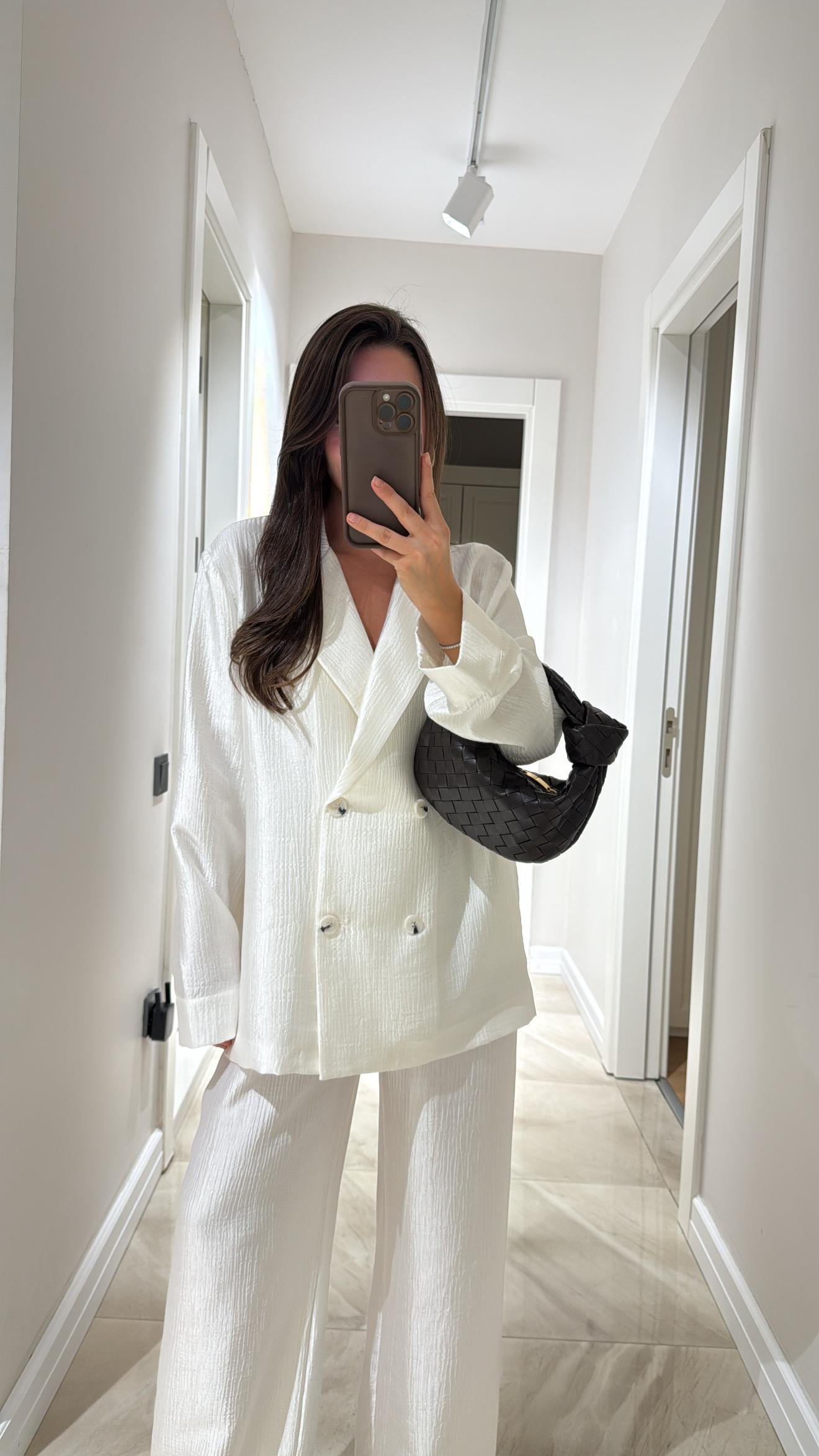 Ekru Ön Düğmeli Parlak Kumaş Ceket