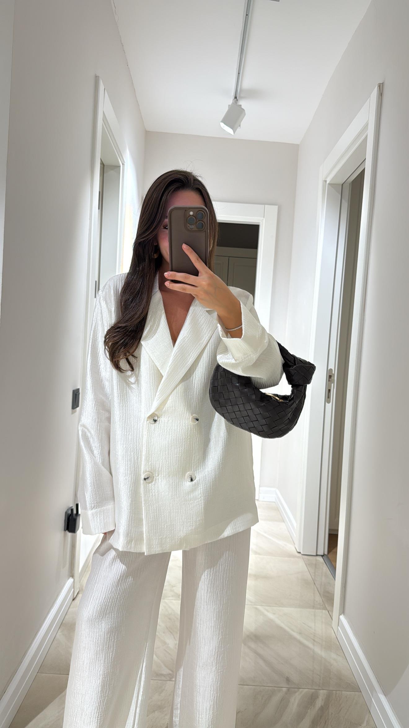 Ekru Ön Düğmeli Parlak Kumaş Ceket