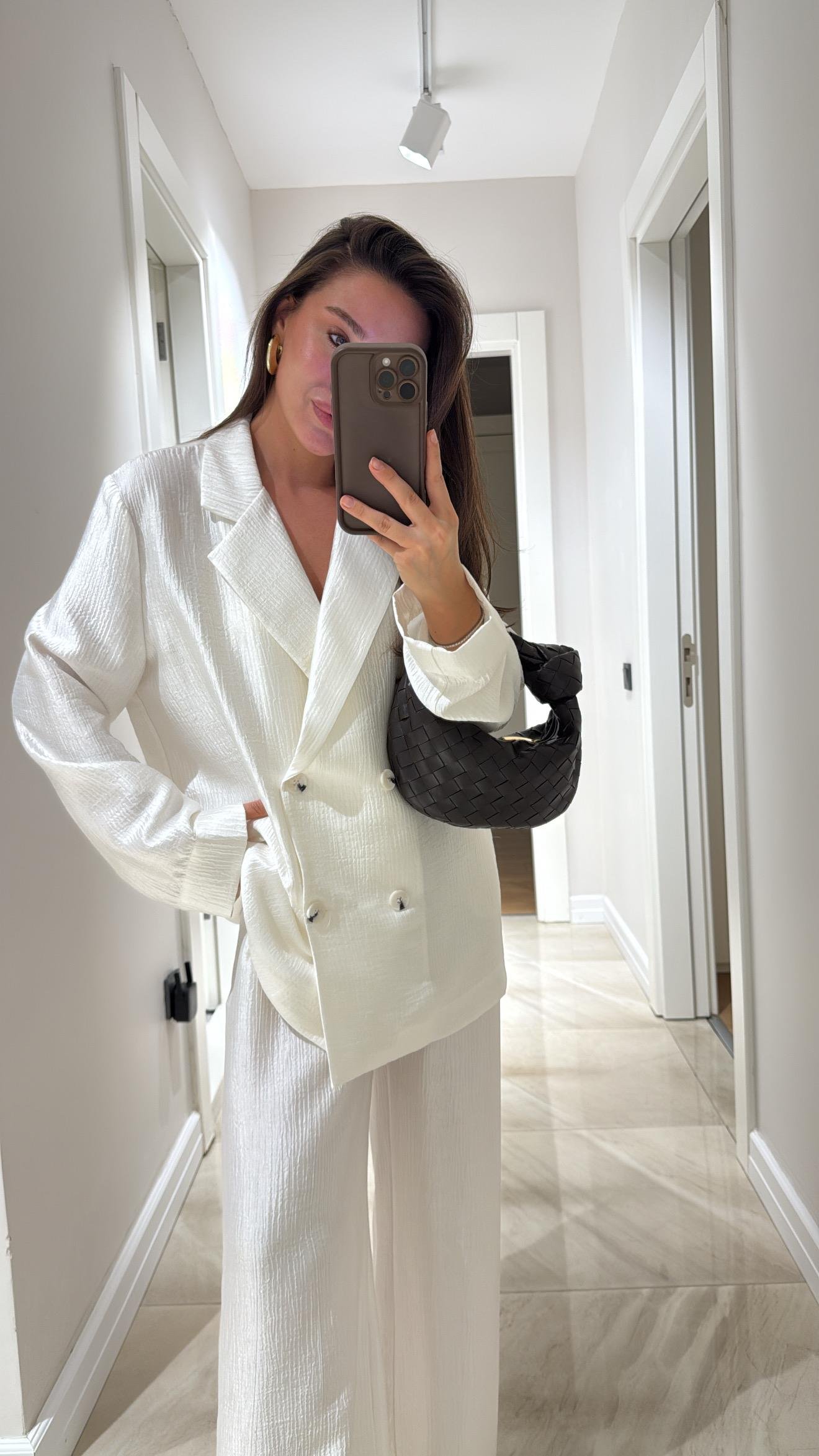 Ekru Ön Düğmeli Parlak Kumaş Ceket