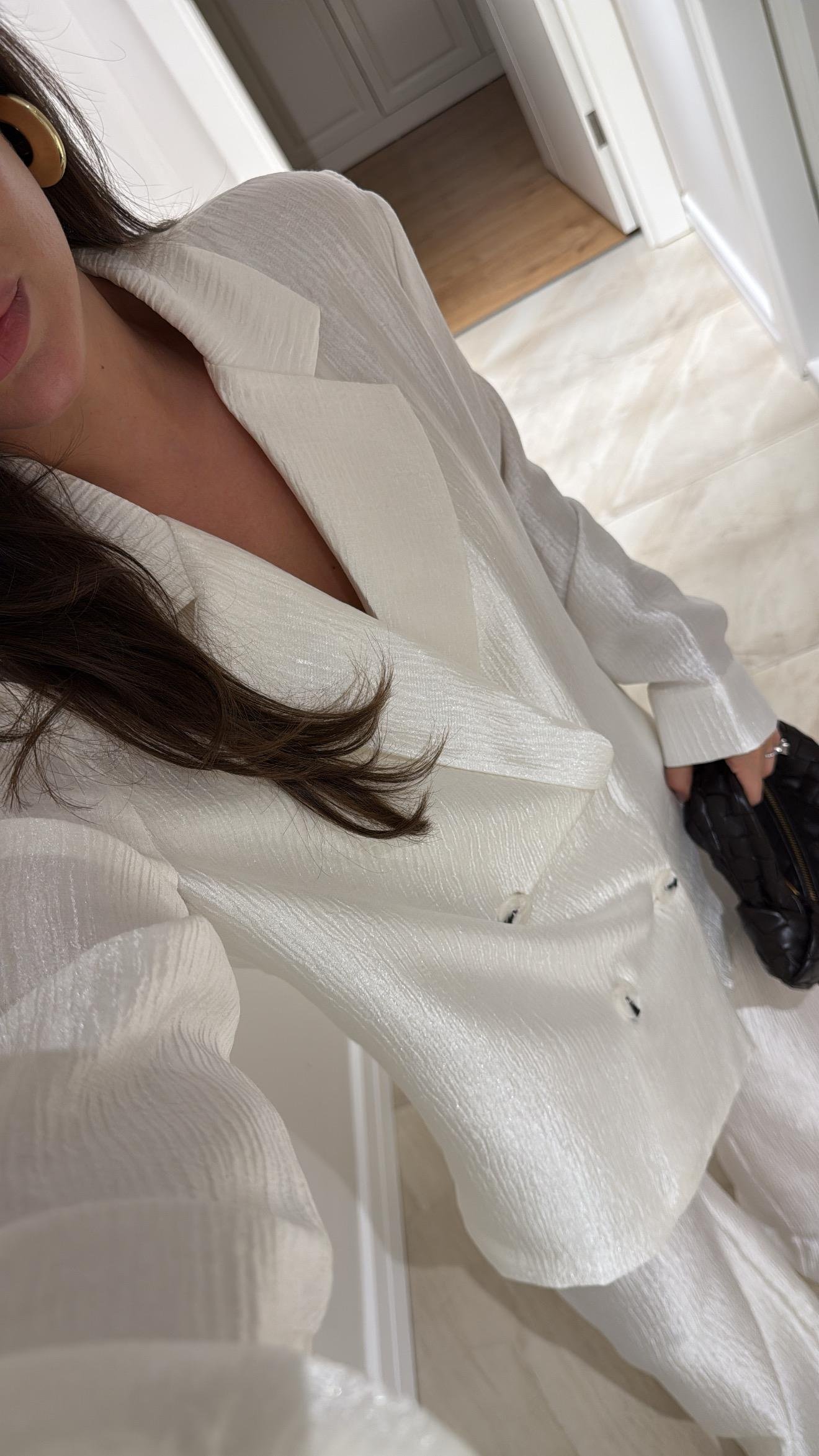 Ekru Ön Düğmeli Parlak Kumaş Ceket