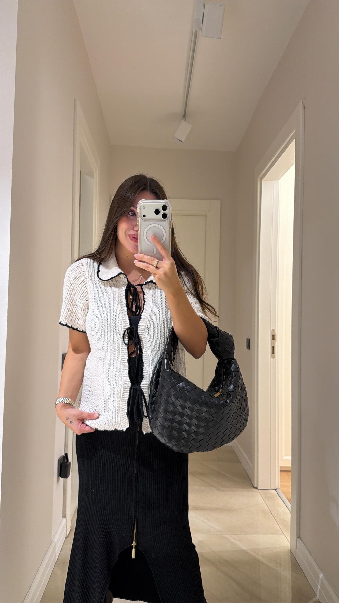 Ekru Siyah Bağlama Detaylı Marka Model Triko Kazak