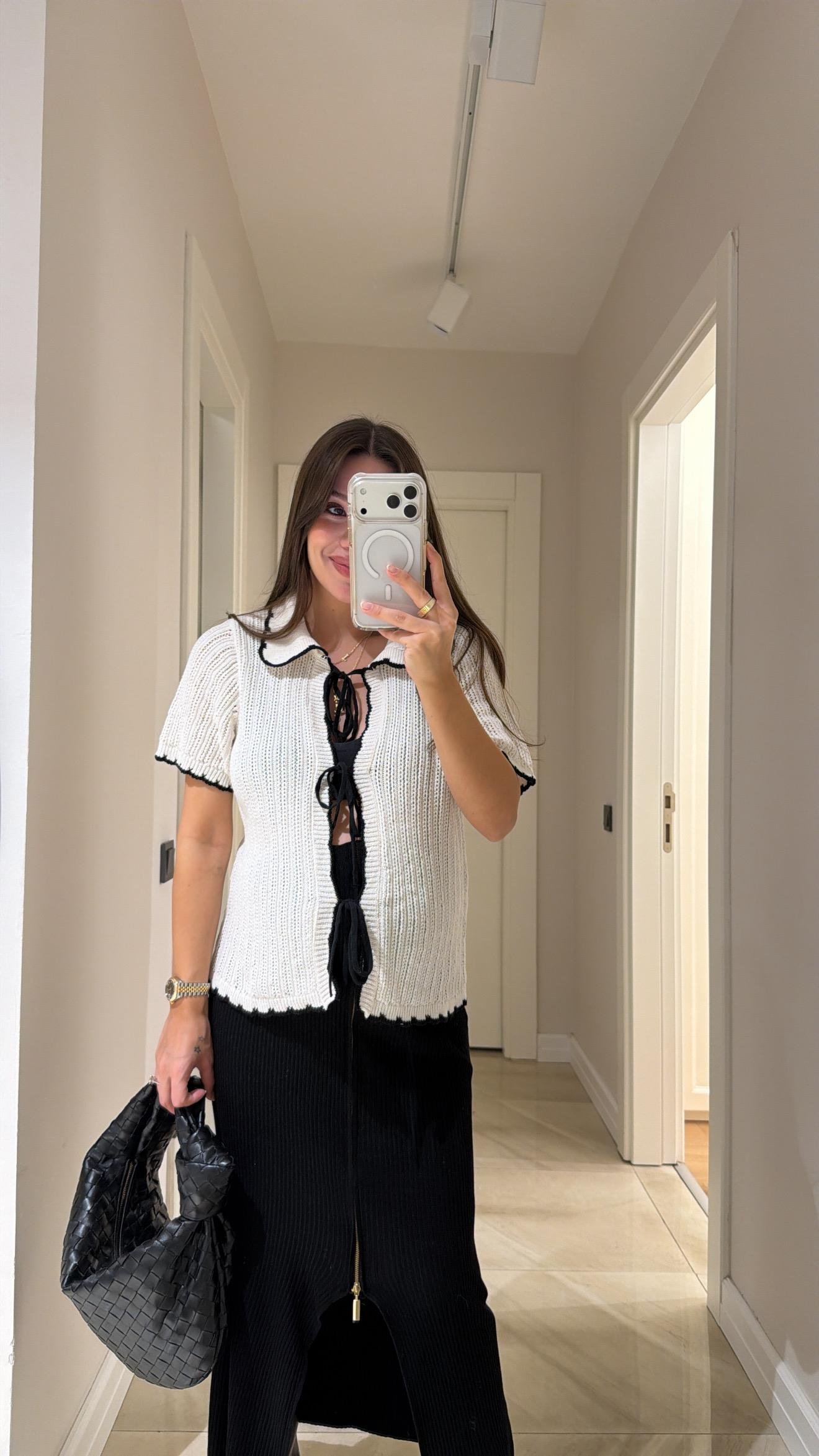 Ekru Siyah Bağlama Detaylı Marka Model Triko Kazak