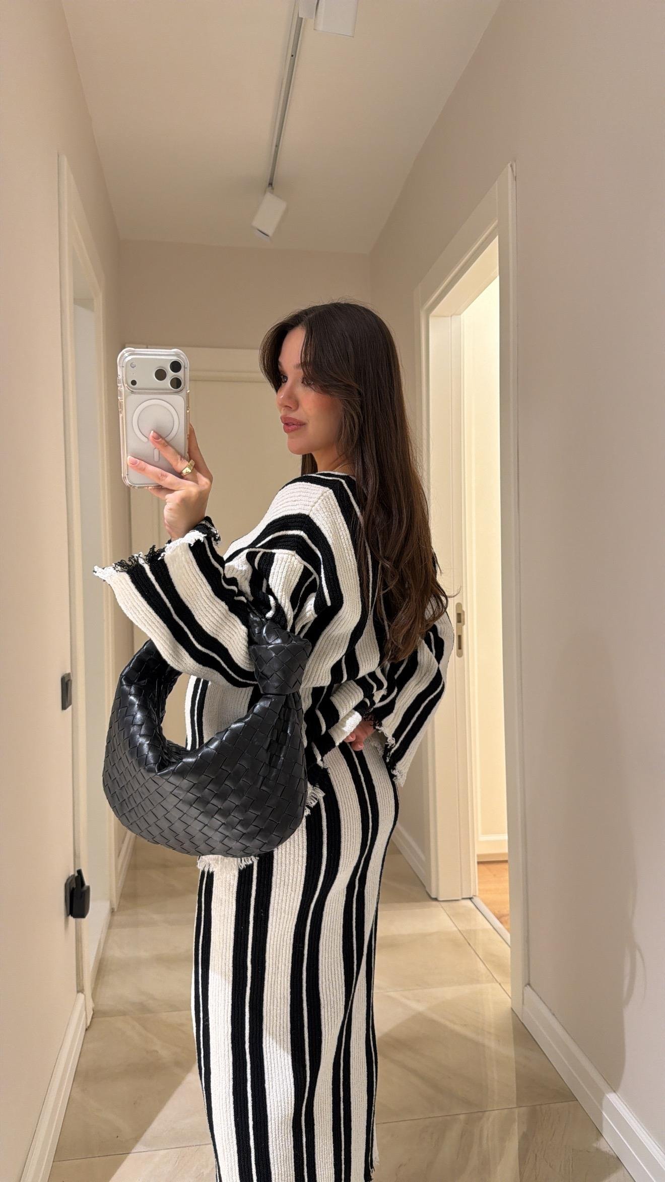 Ekru Siyah Dik Çizgili Yırtık Detaylı Marka Model Kazak 