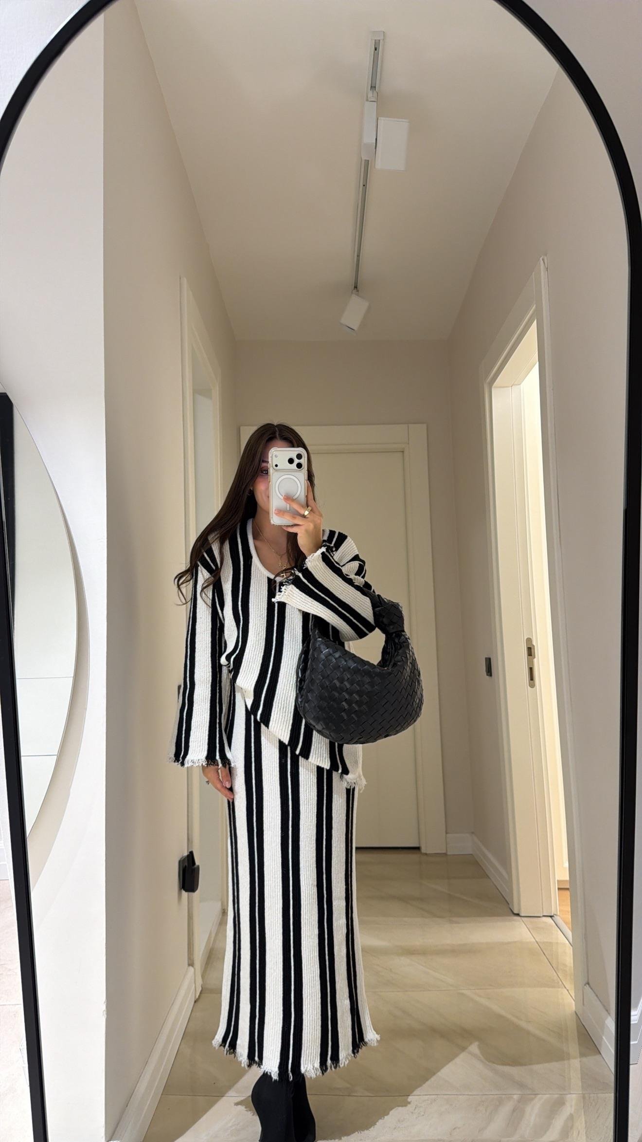 Ekru Siyah Dik Çizgili Yırtık Detaylı Marka Model Etek