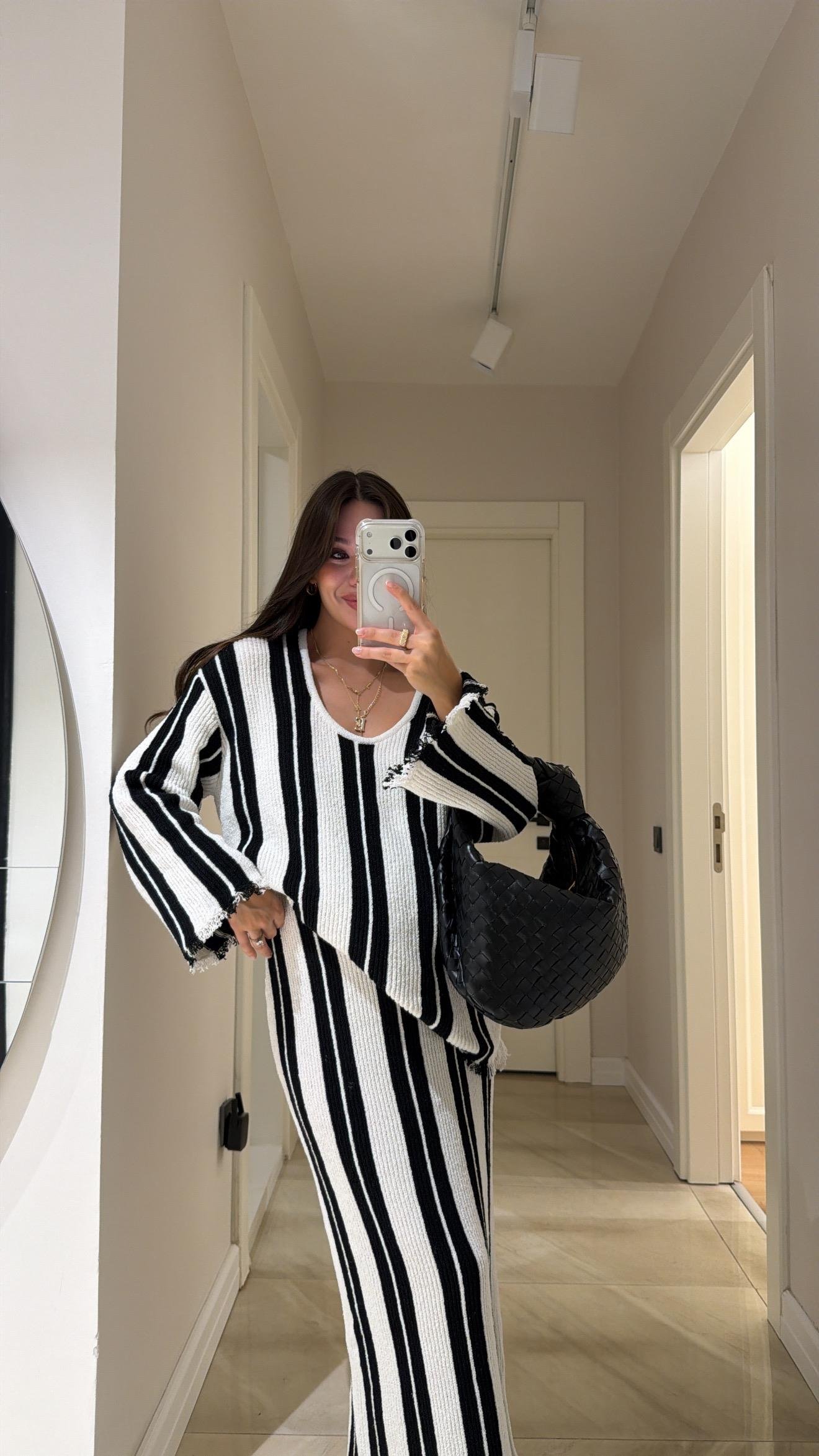 Ekru Siyah Dik Çizgili Yırtık Detaylı Marka Model Kazak 