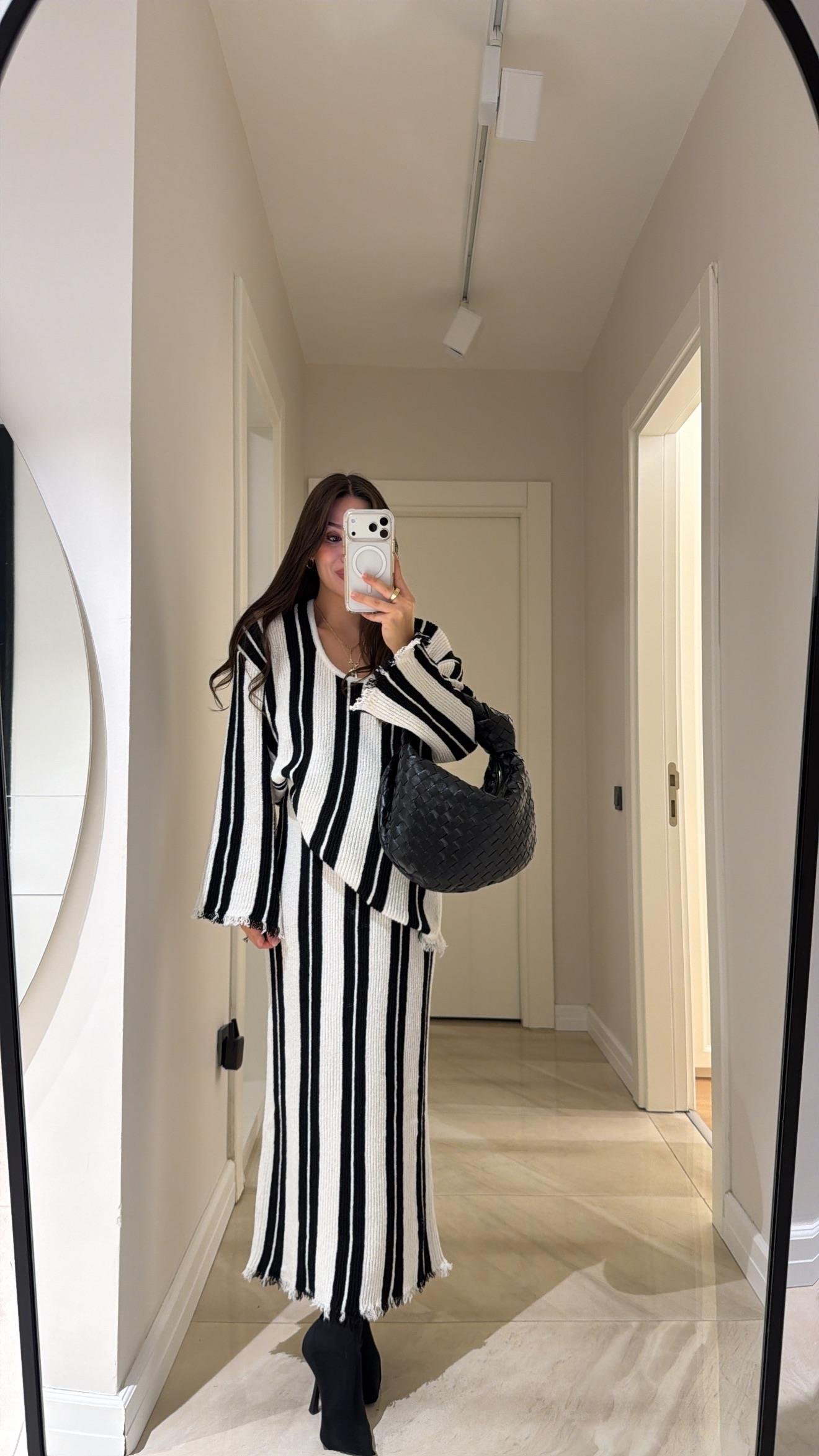 Ekru Siyah Dik Çizgili Yırtık Detaylı Marka Model Etek