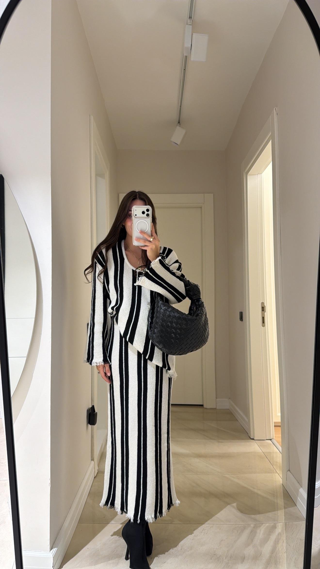 Ekru Siyah Dik Çizgili Yırtık Detaylı Marka Model Etek