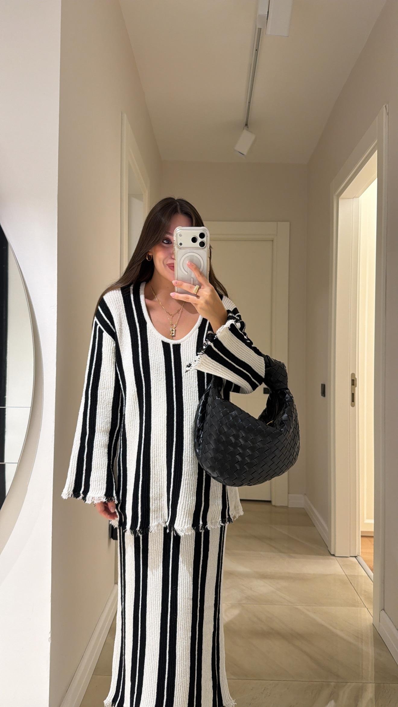 Ekru Siyah Dik Çizgili Yırtık Detaylı Marka Model Kazak 