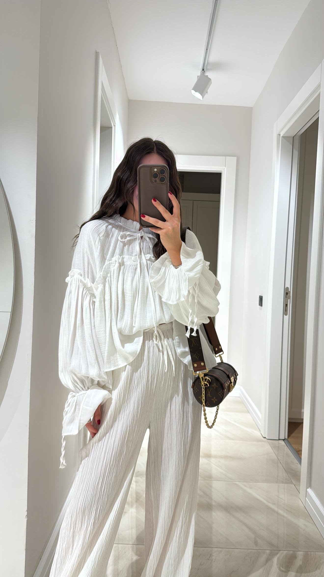 Ekru Yaka Bağcıklı Geniş Kol Fırfırlı Bluz 