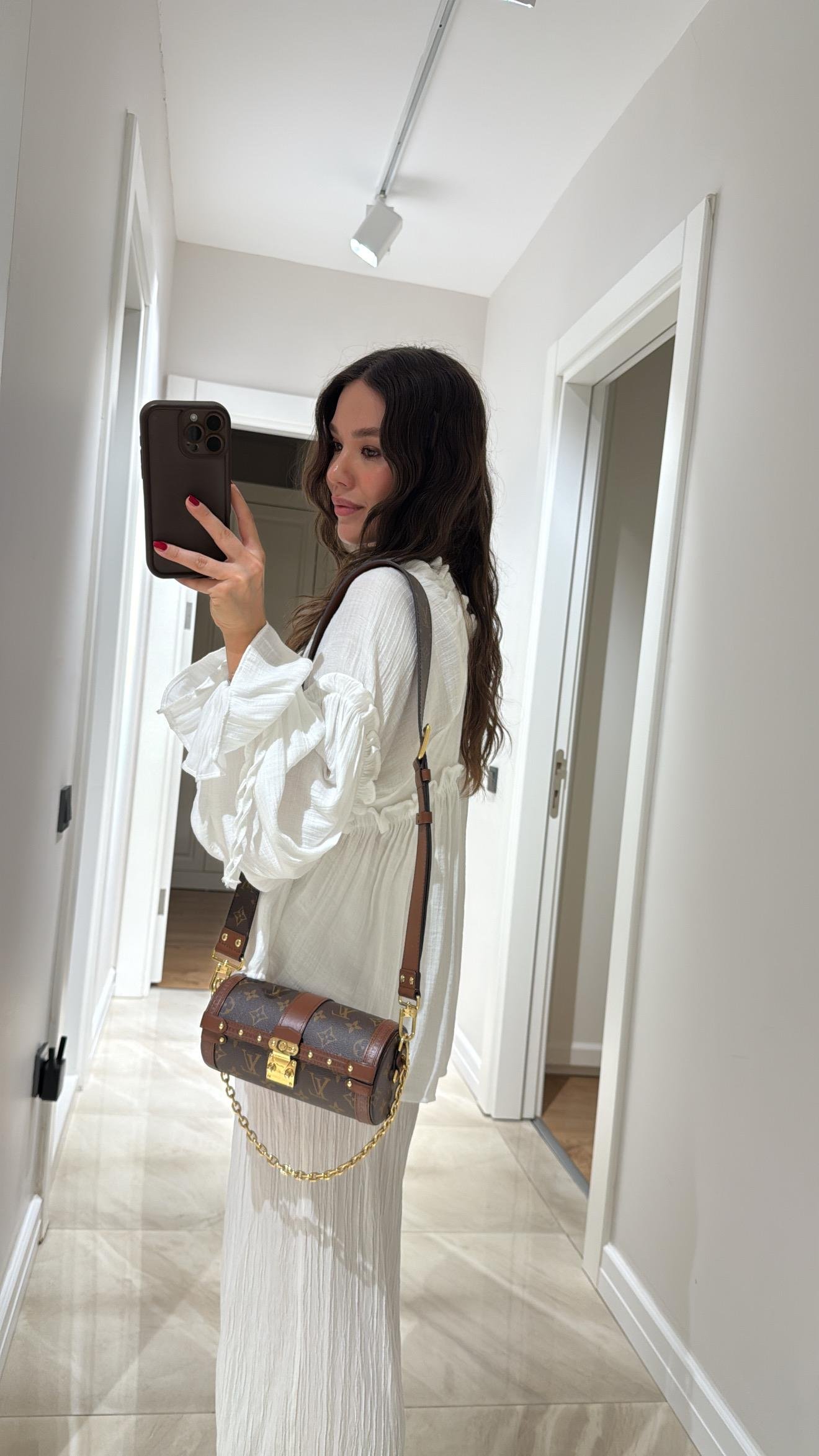 Ekru Yaka Bağcıklı Geniş Kol Fırfırlı Bluz 