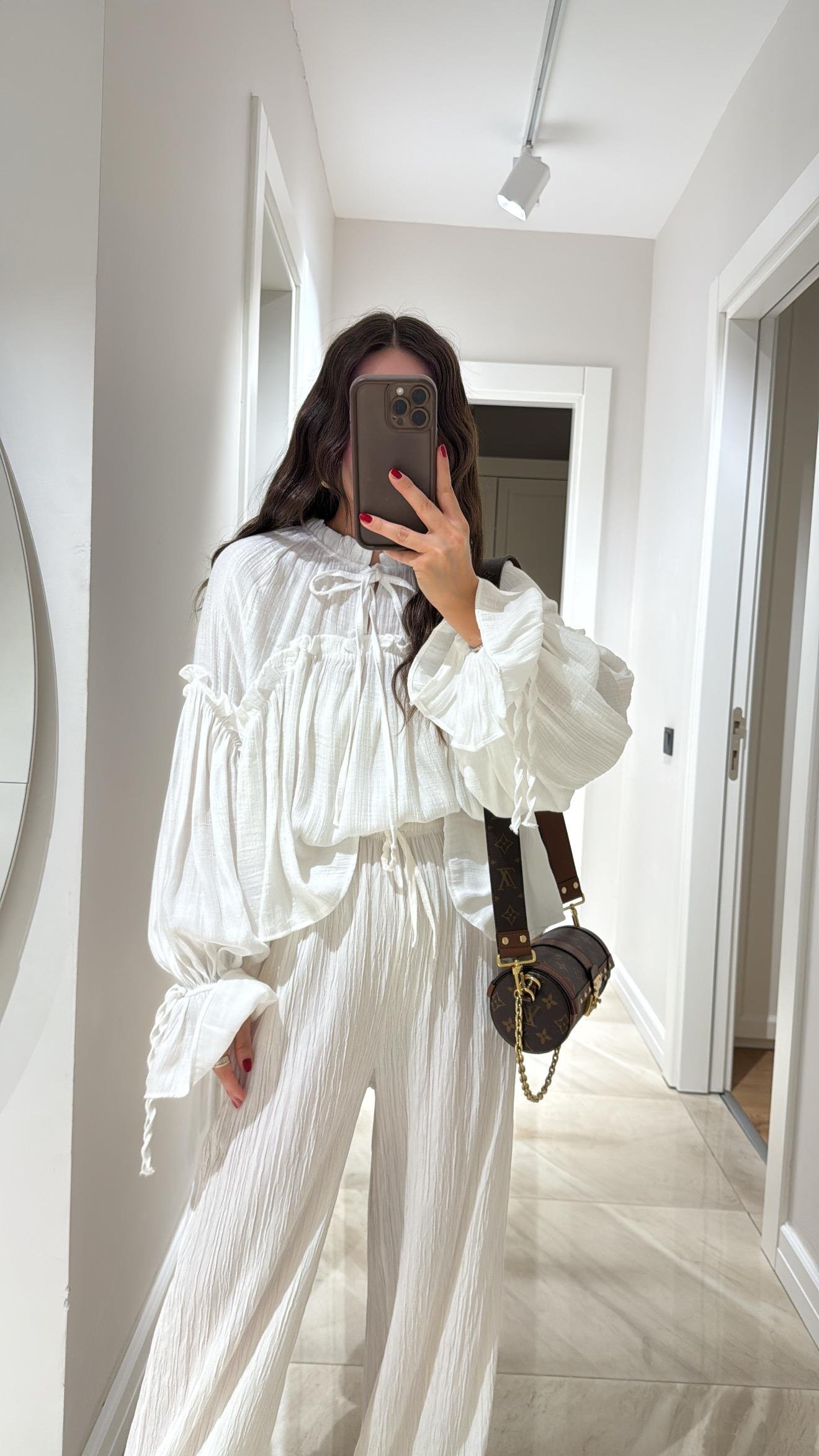 Ekru Yaka Bağcıklı Geniş Kol Fırfırlı Bluz 