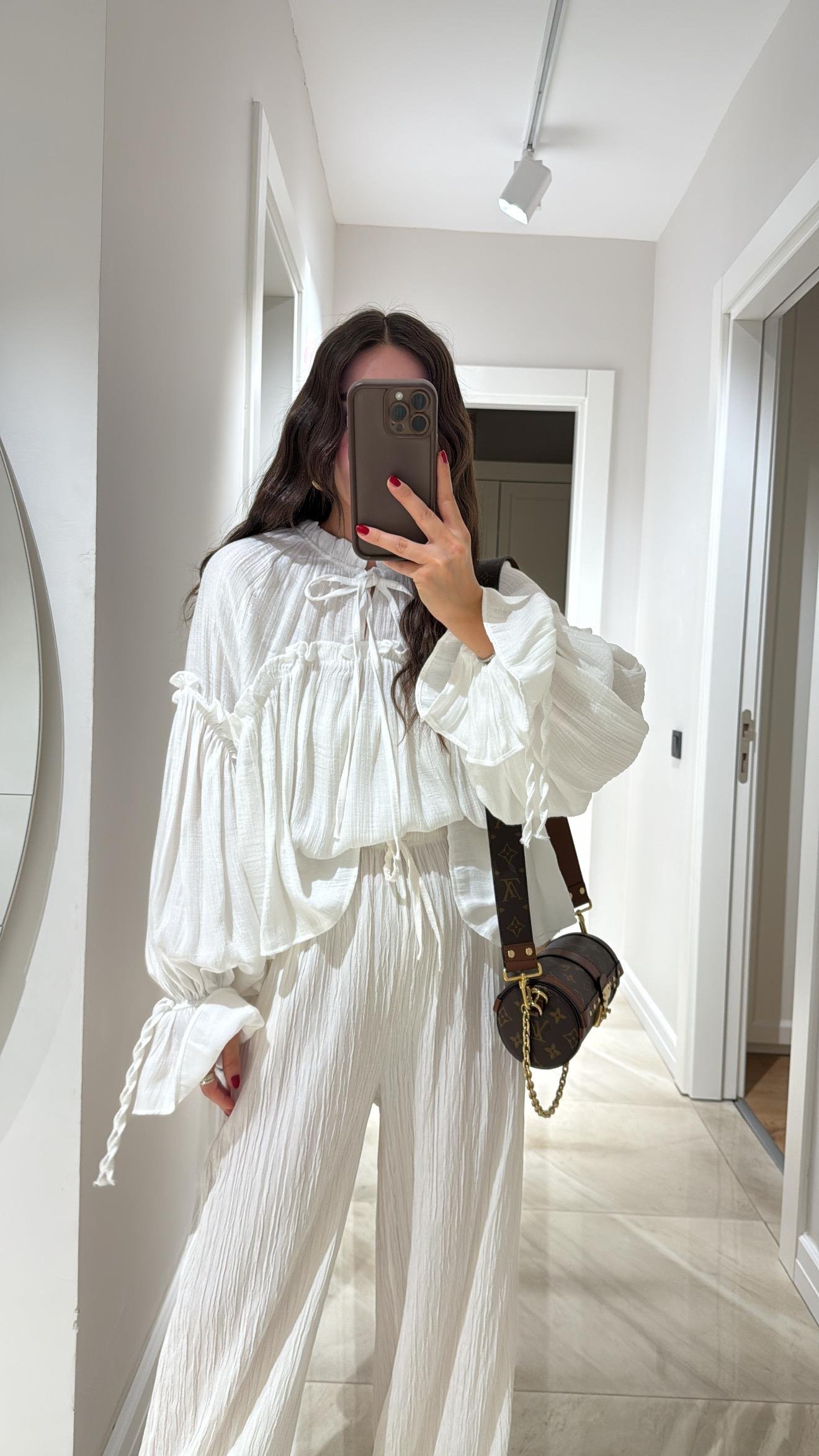 Ekru Yaka Bağcıklı Geniş Kol Fırfırlı Bluz 