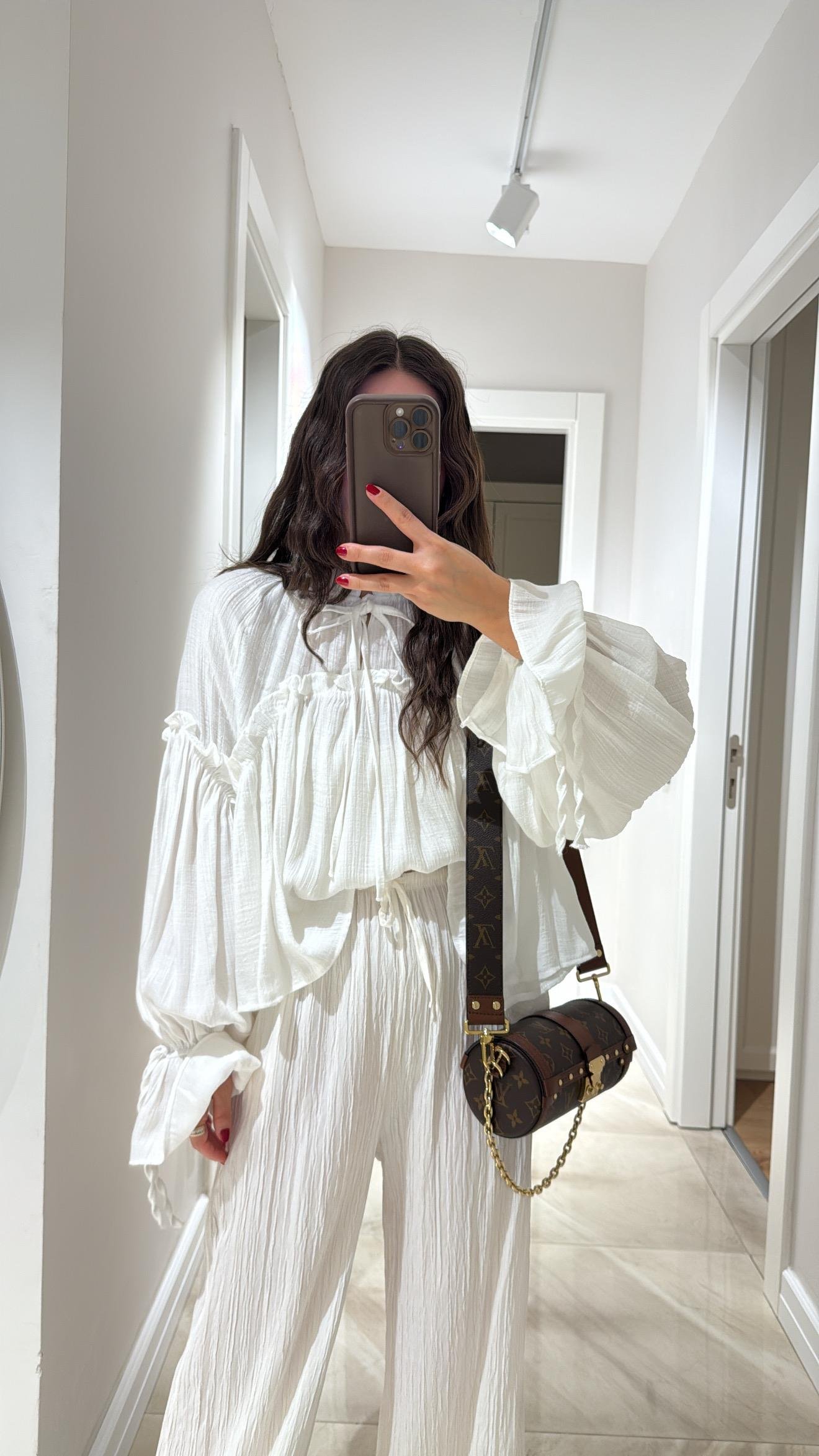 Ekru Yaka Bağcıklı Geniş Kol Fırfırlı Bluz 