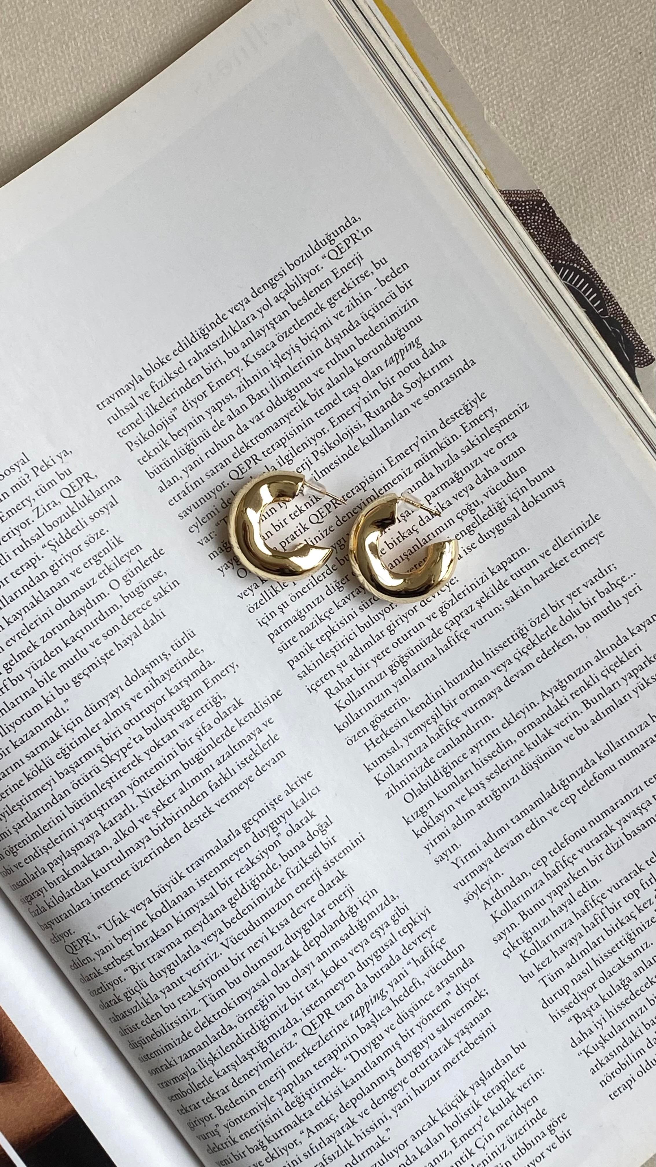 Gold Asimetrik Bombeli Yarı Halka Küpe