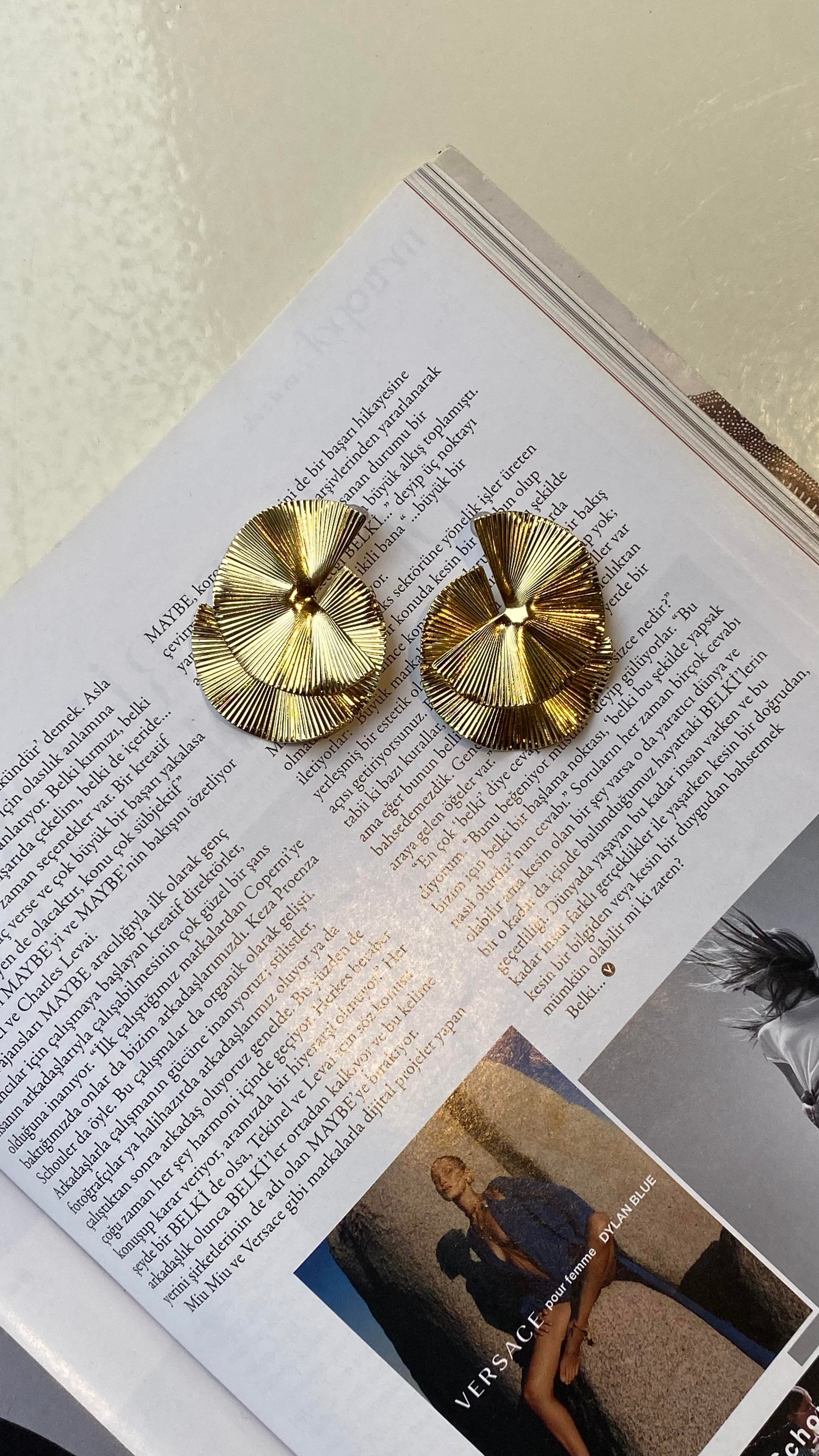 Gold Asimetrik Çiçek Küpe