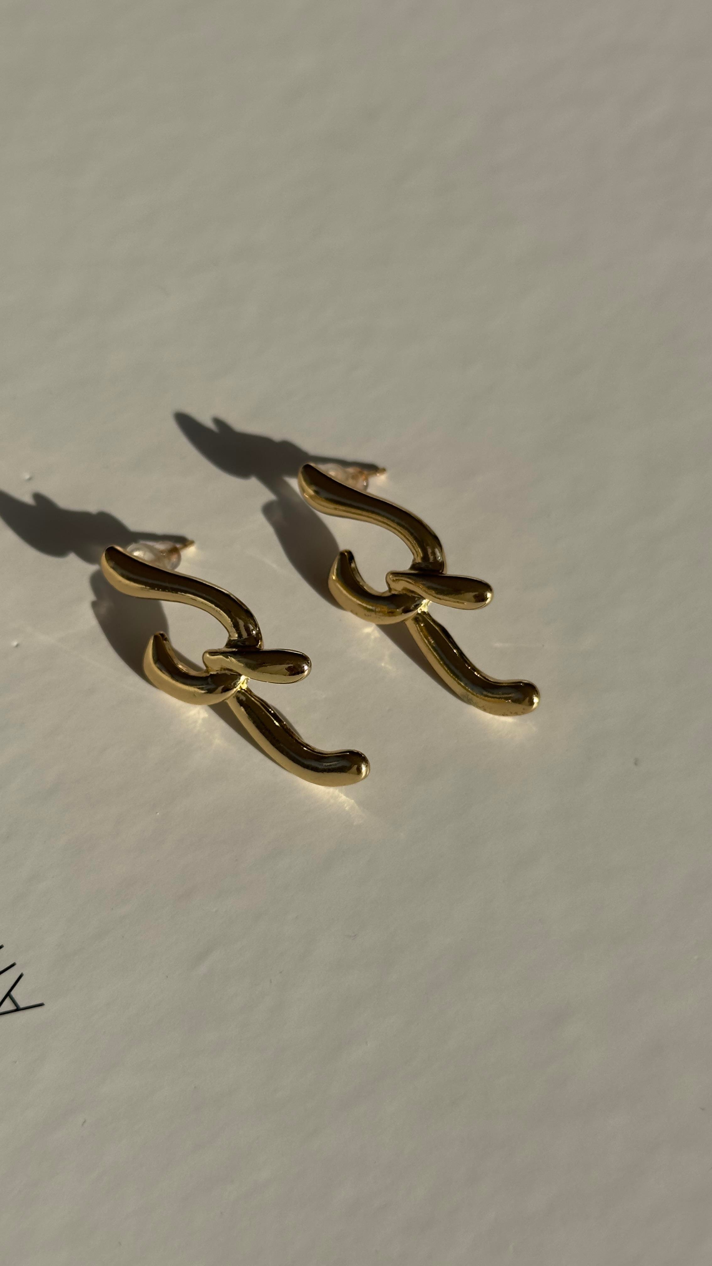 Gold Asimetrik Geçirmeli Küpe
