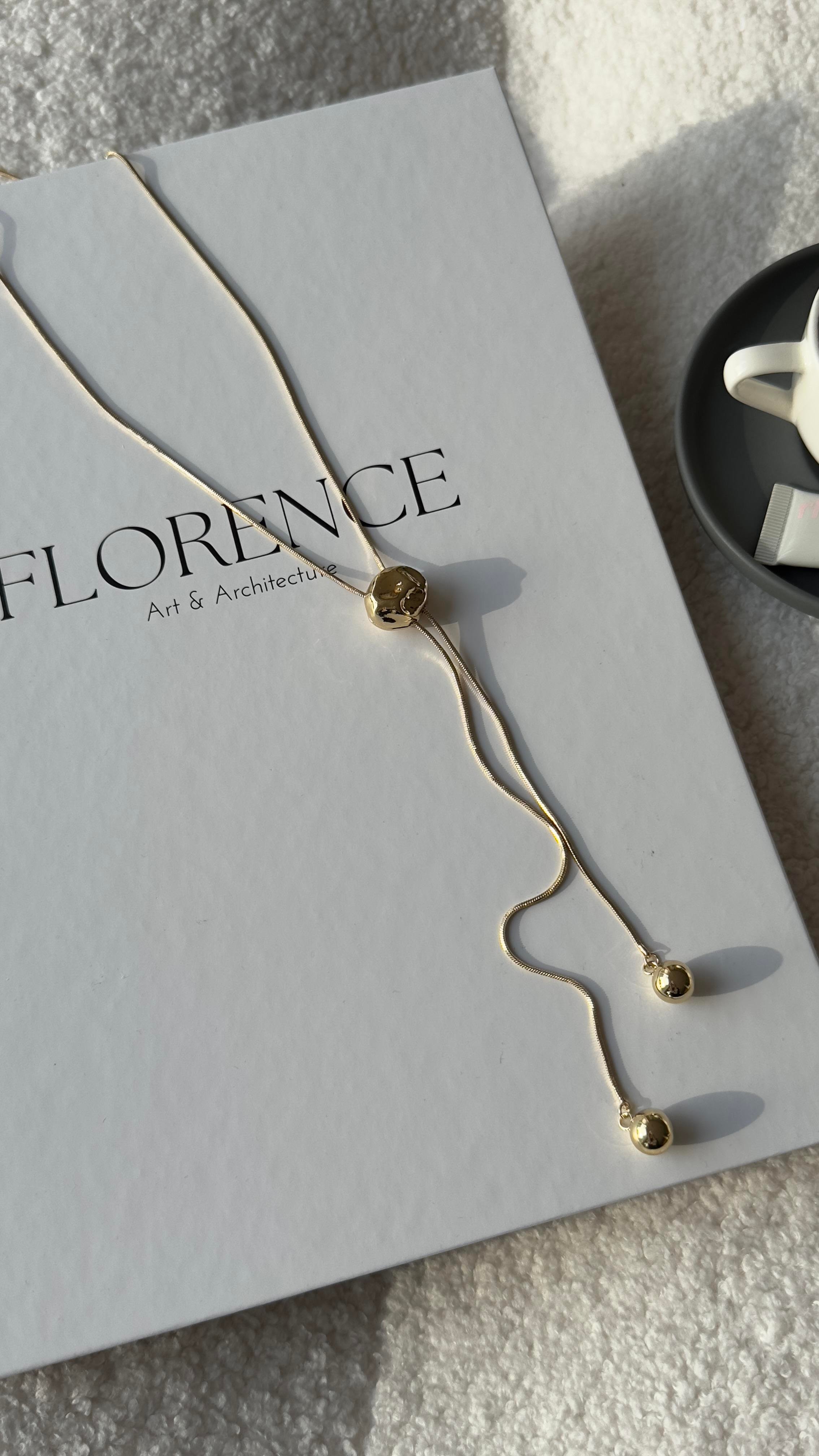 Gold Asimetrik Yuvarlak Detaylı Asansörlü Kolye