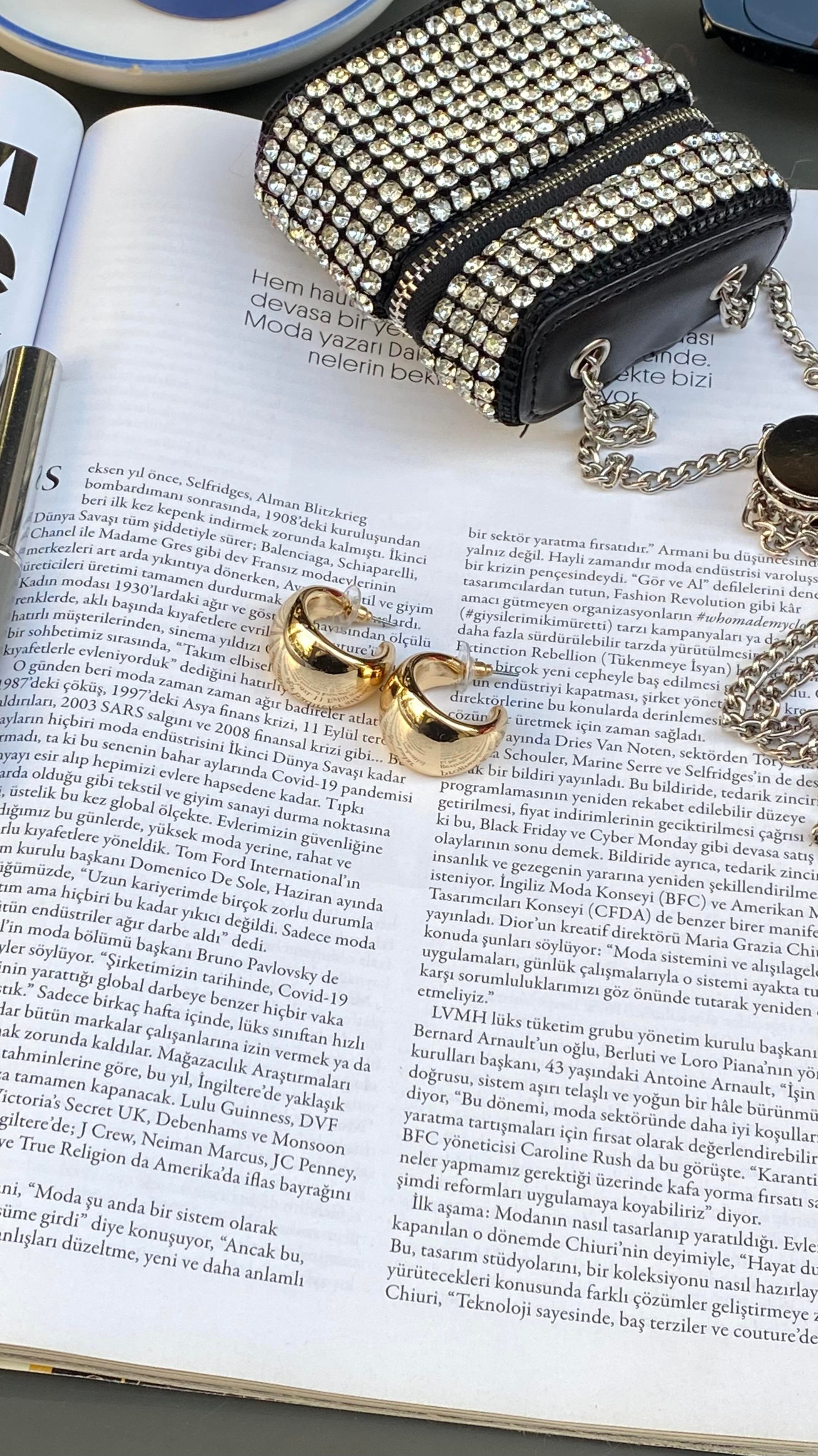 Gold Bombeli C Şekli Küpe 